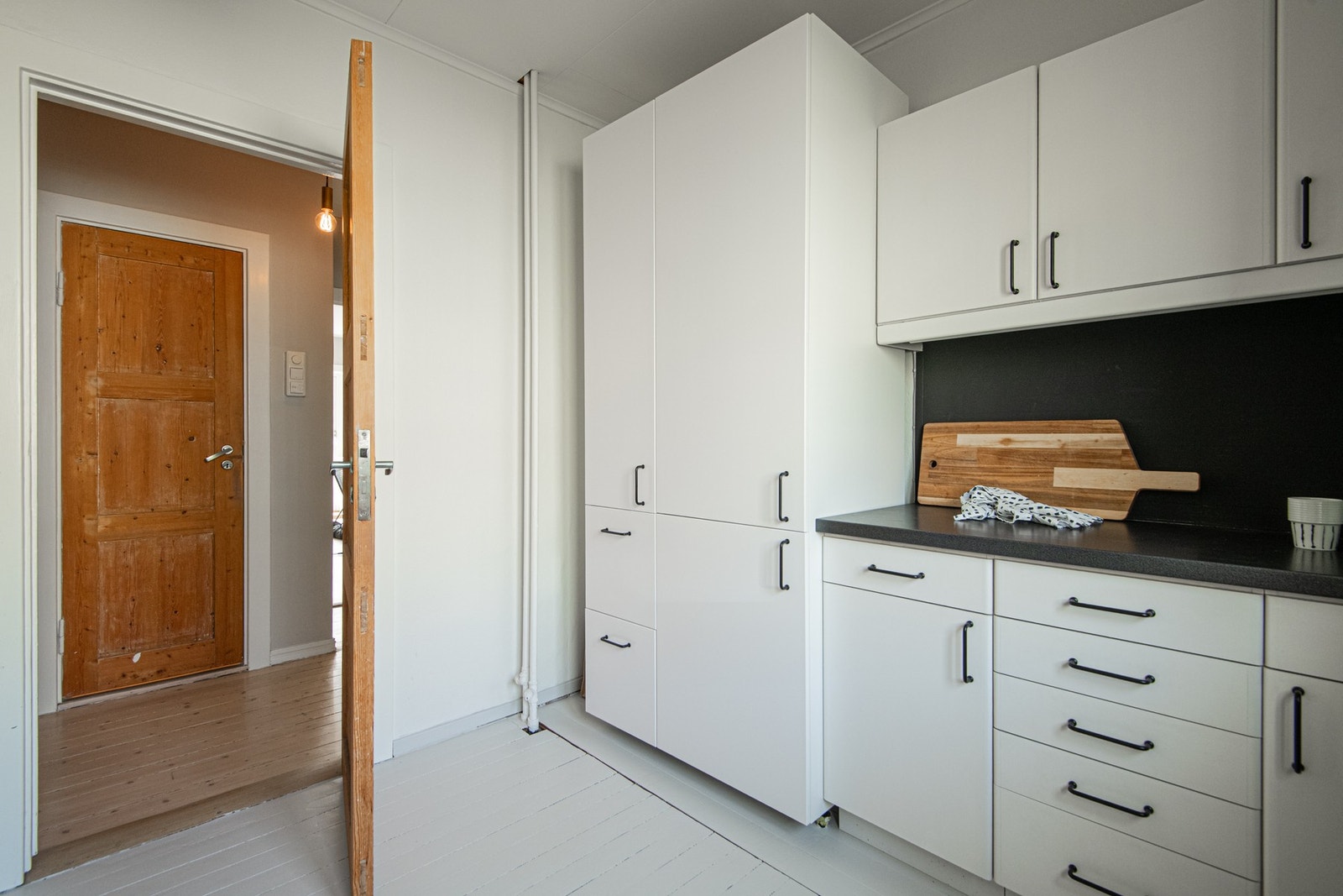 Dette er et kjøkken som kombinerer funksjonalitet og stil - perfekt for både hverdagslige måltider og sosial matlaging. Galleribilde