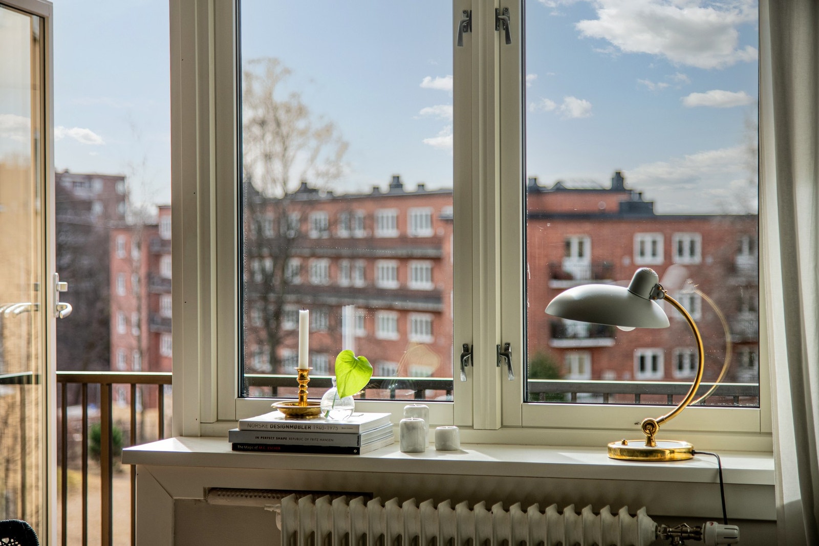 Stuens store vindusflater vendt mot sørvest slipper inn rikelig med dagslys og gir et nydelig utsyn over borettslagets frodige fellesarealer - helt uten innsyn. Galleribilde