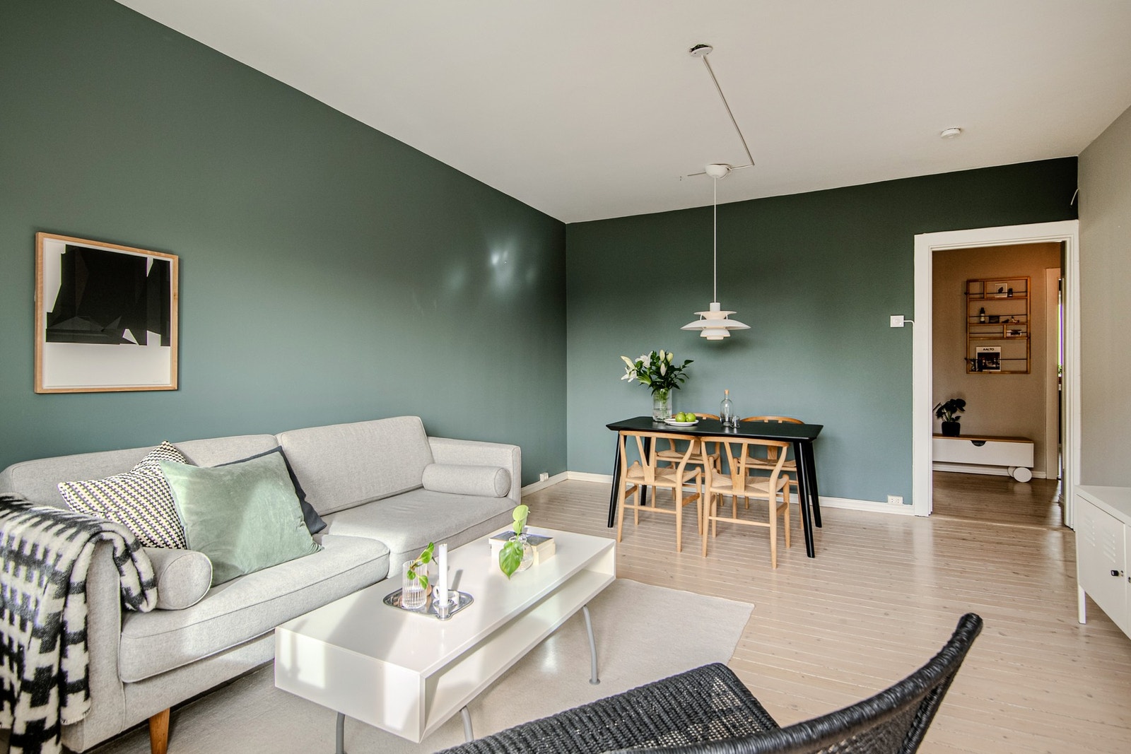 Stuen gir gode innredningsmuligheter med plass til både sofagruppe, mediemøblement og spisebord. Galleribilde