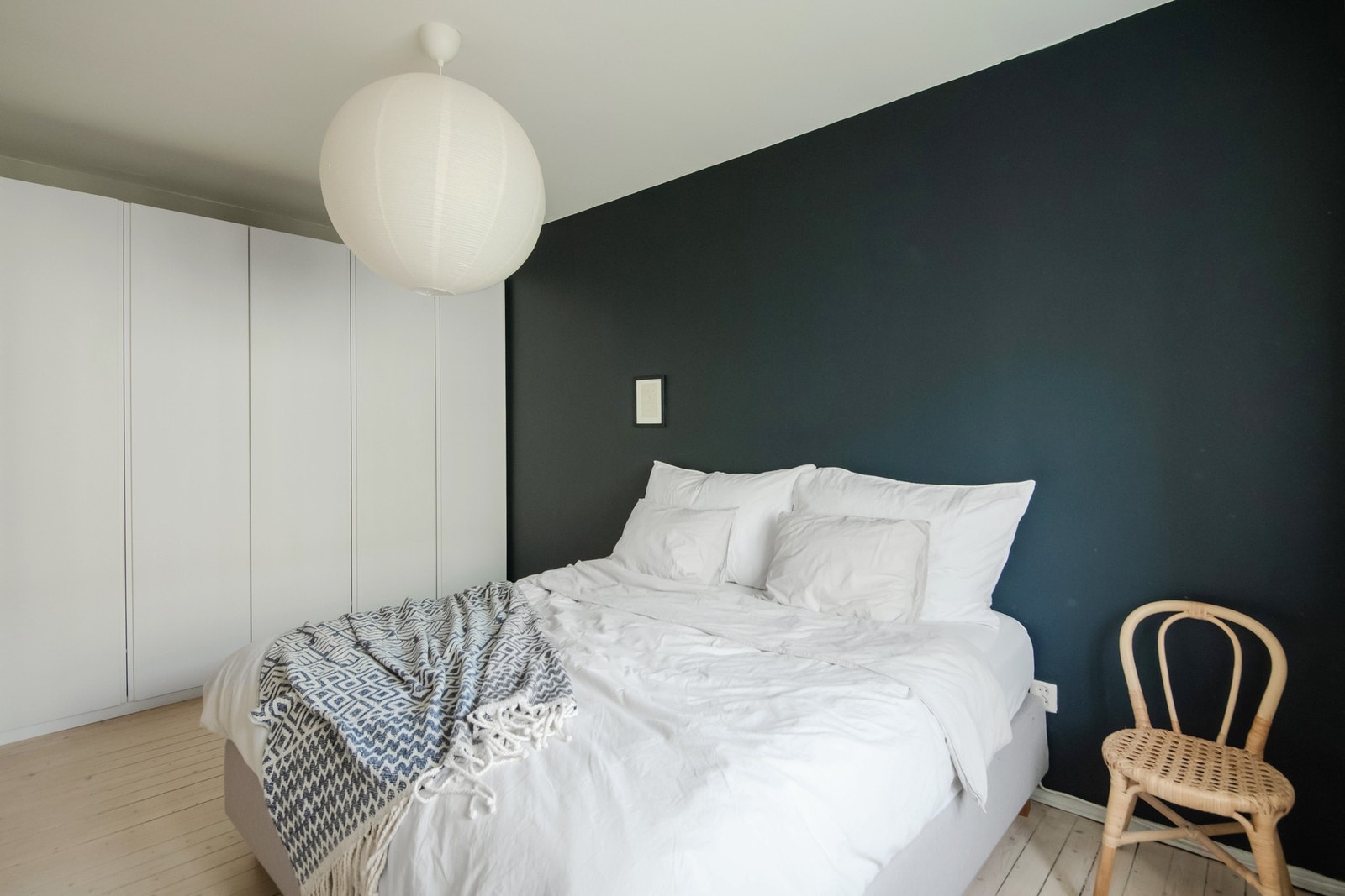 Dette er et soverom som innbyr til ro og komfort - et perfekt sted å trekke seg tilbake etter en lang dag. Galleribilde