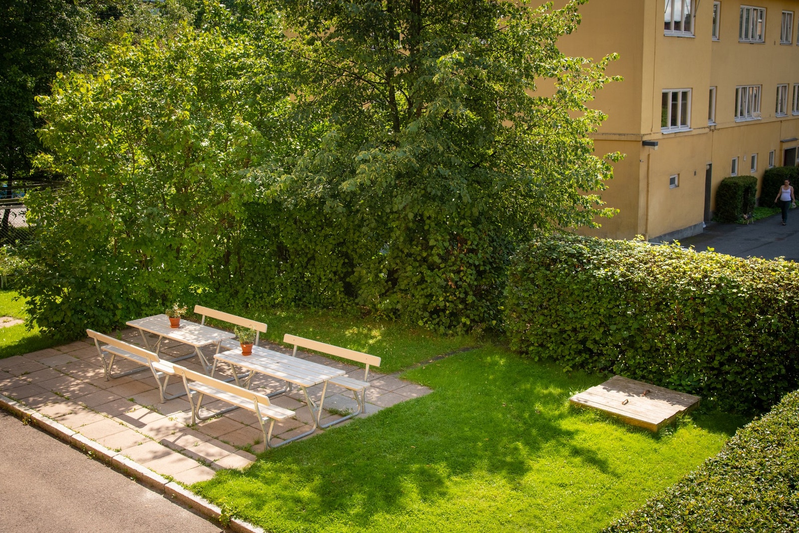 Fellesarealene er parkmessig opparbeidet med flere sittebenker som er til stor glede for beboere. Galleribilde