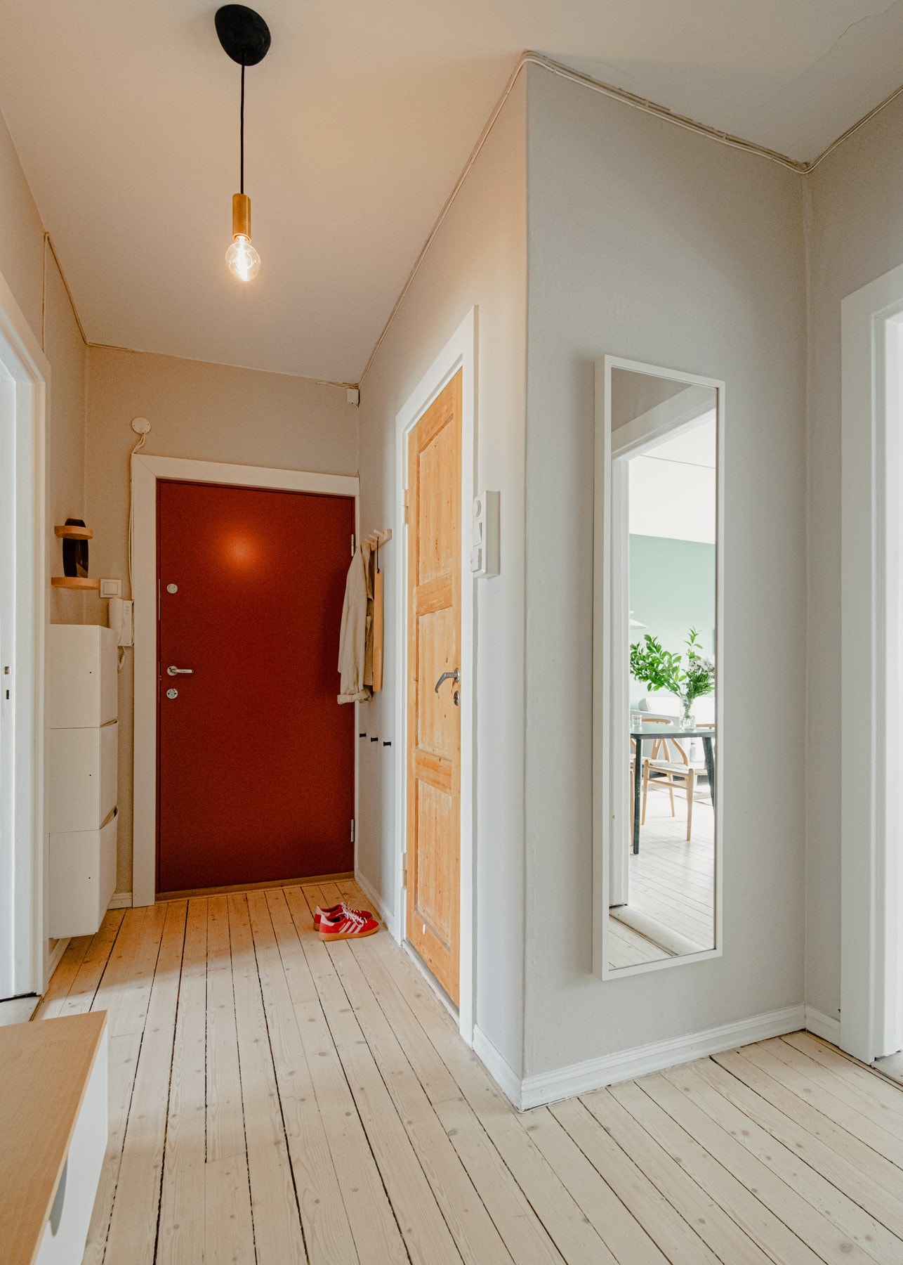 Leiligheten ligger i tredje etasje med adkomst via en velholdt felles trappeoppgang. Galleribilde