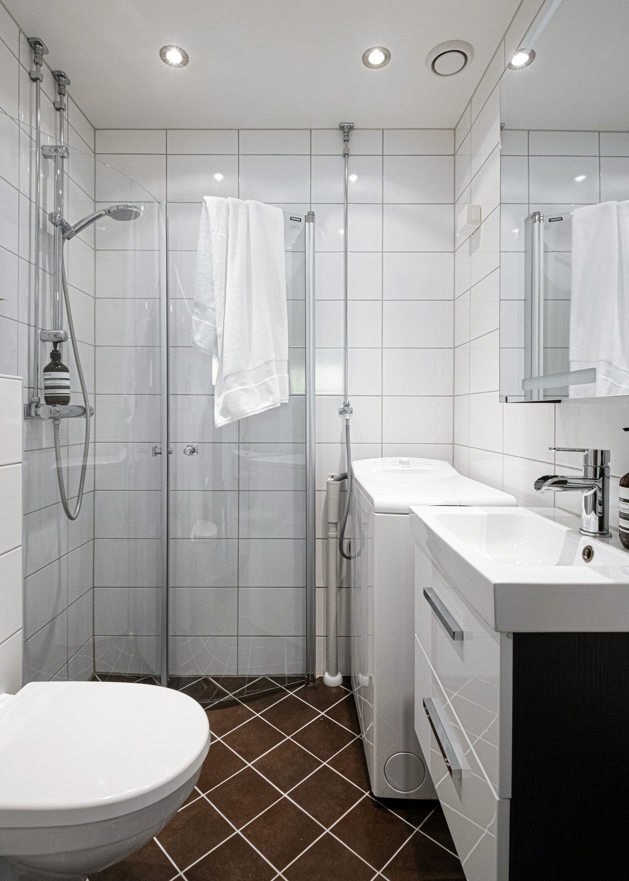 Badet er innredet med en moderne servant, dusjhjørne, toalett, samt opplegg for vaskemaskin. Galleribilde