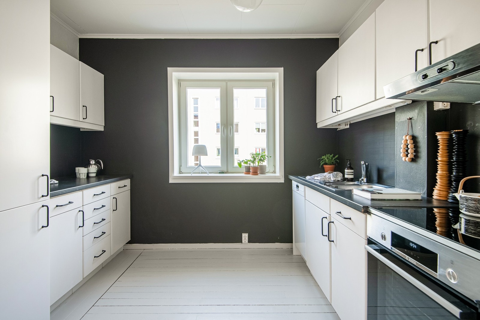 Kjøkkenet er stort, praktisk og moderne med en svært god innredningsløsning som gir rikelig med både skap- og benkeplass. Galleribilde