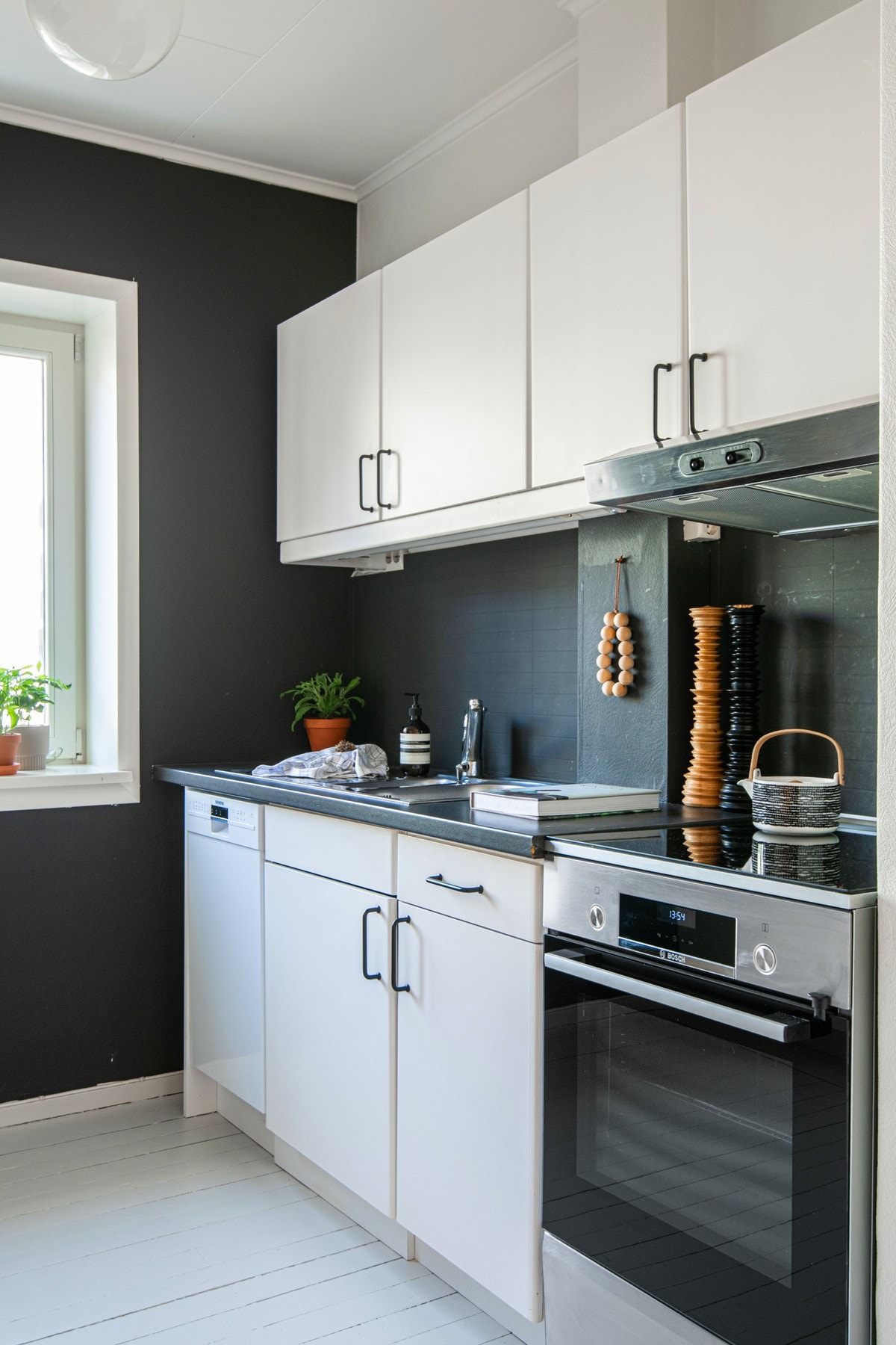 Her finner du en stilren innredning med integrerte hvitevarer bestående av kjøleskap/høyskap, stekeovn med platetopp, smal oppvaskmaskin og avtrekksvifte med kullfilter. Galleribilde