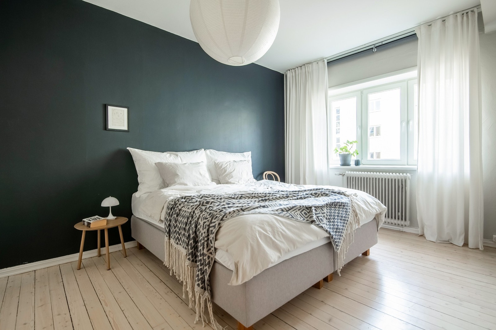 Soverommet er romslig og behagelig, med gode innredningsmuligheter for dobbeltseng, nattbord og garderobeskap. Galleribilde