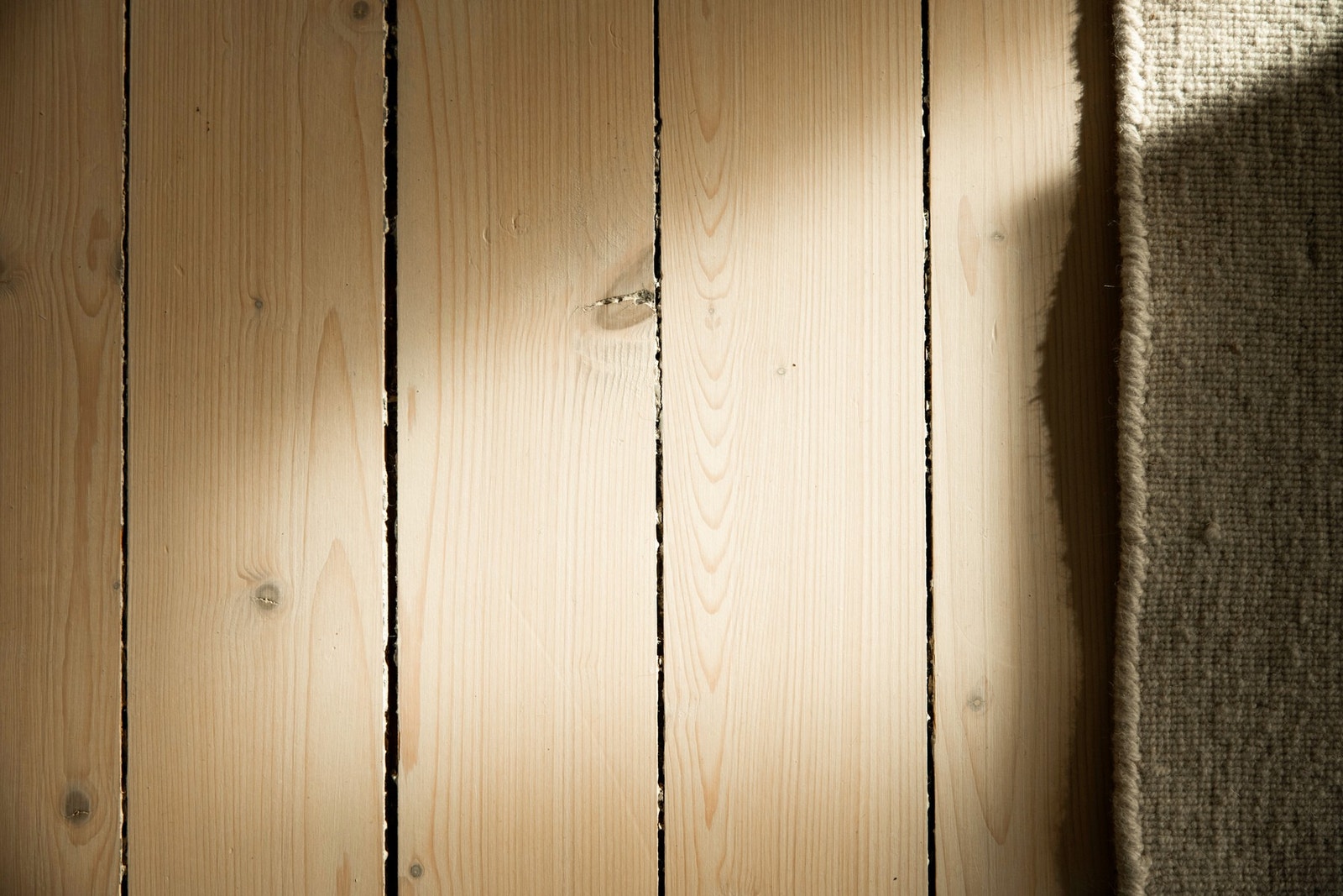 Lekre furugulv er gjennomgående i boligen, forutenom kjøkken og bad, som i 2018/2020 ble slipt og behandlet. Galleribilde