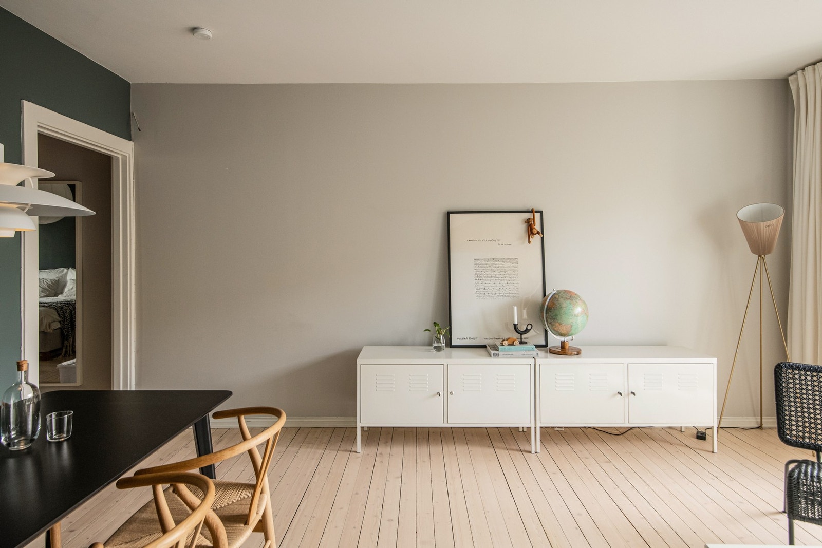 De tidsriktige veggfargene i varme jordtoner skaper en harmonisk atmosfære, mens det flotte furugulvet tilfører rommet et naturlig og klassisk preg. Galleribilde