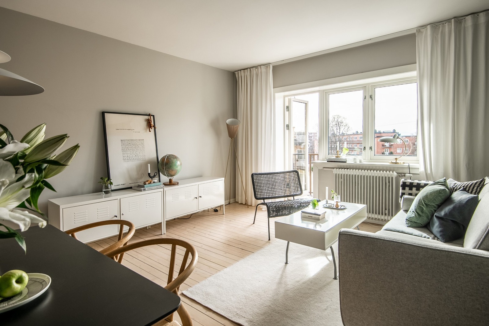 En praktisk radiator under vinduet sørger for jevn oppvarming, og fyring er inkludert i fellesutgiftene. Galleribilde