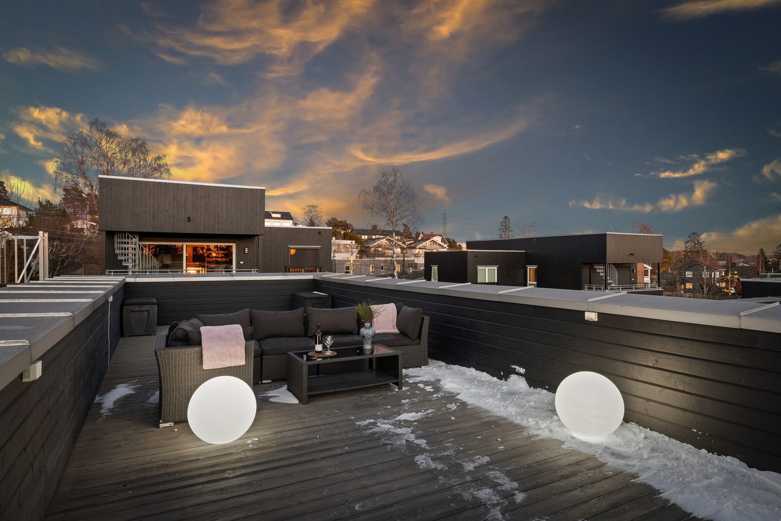 Boligen har en flott takterrasse, med fint utsyn og et areal på ca. 51 kvm. Galleribilde