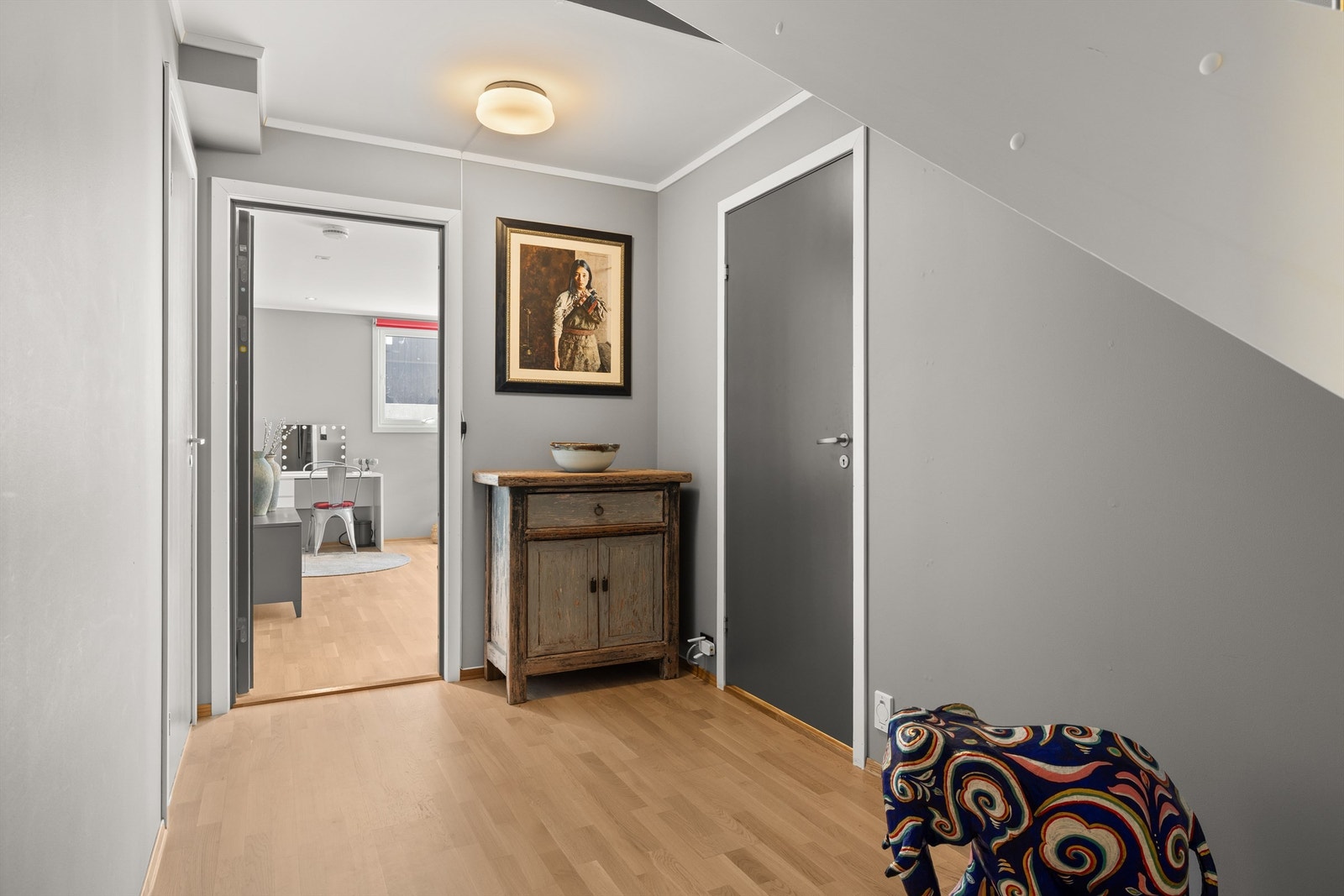 Man ønskes velkommen av en innbydende entré med downlights, garderobenisje og praktisk gjestetoalett. Galleribilde