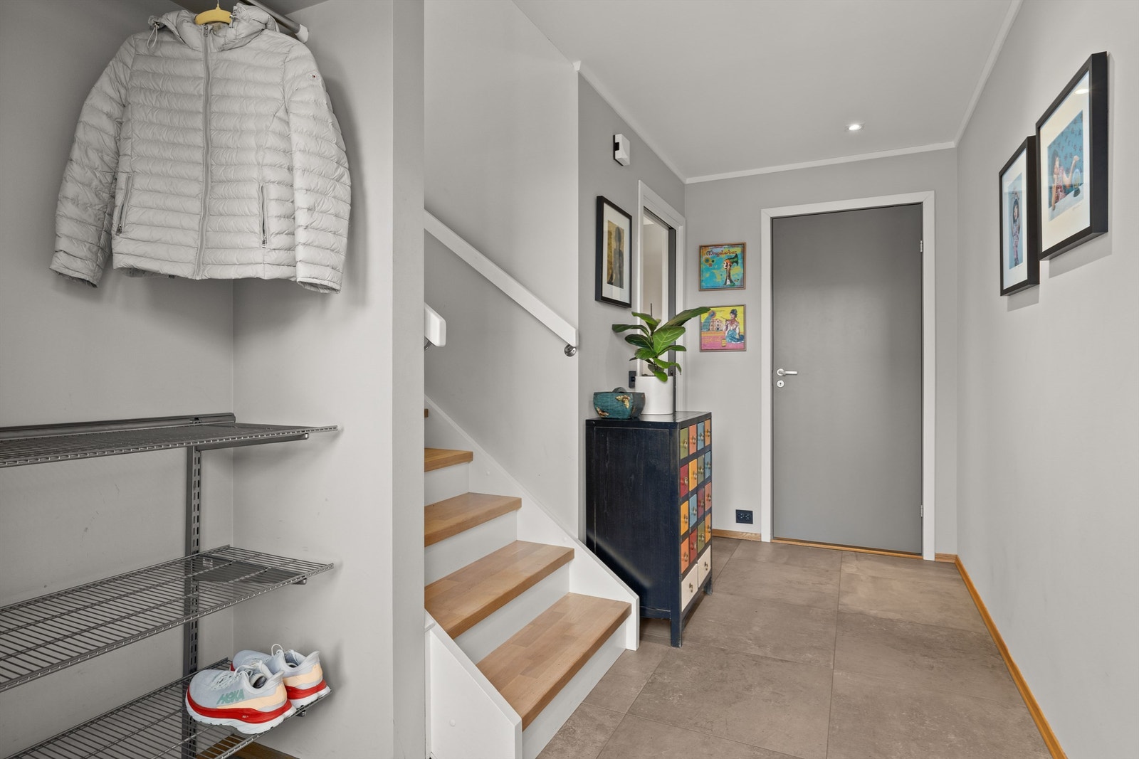 Man ønskes velkommen av en innbydende entré med downlights, garderobenisje og praktisk gjestetoalett. Galleribilde