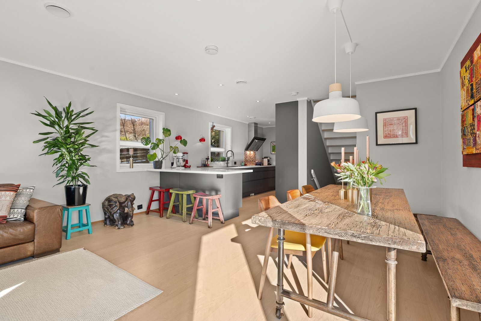 Sammen med kjøkkenet utgjør hovedstuen et åpent allrom, som innbyr til hygge fra tidlig morgen til sent på kveld. Galleribilde
