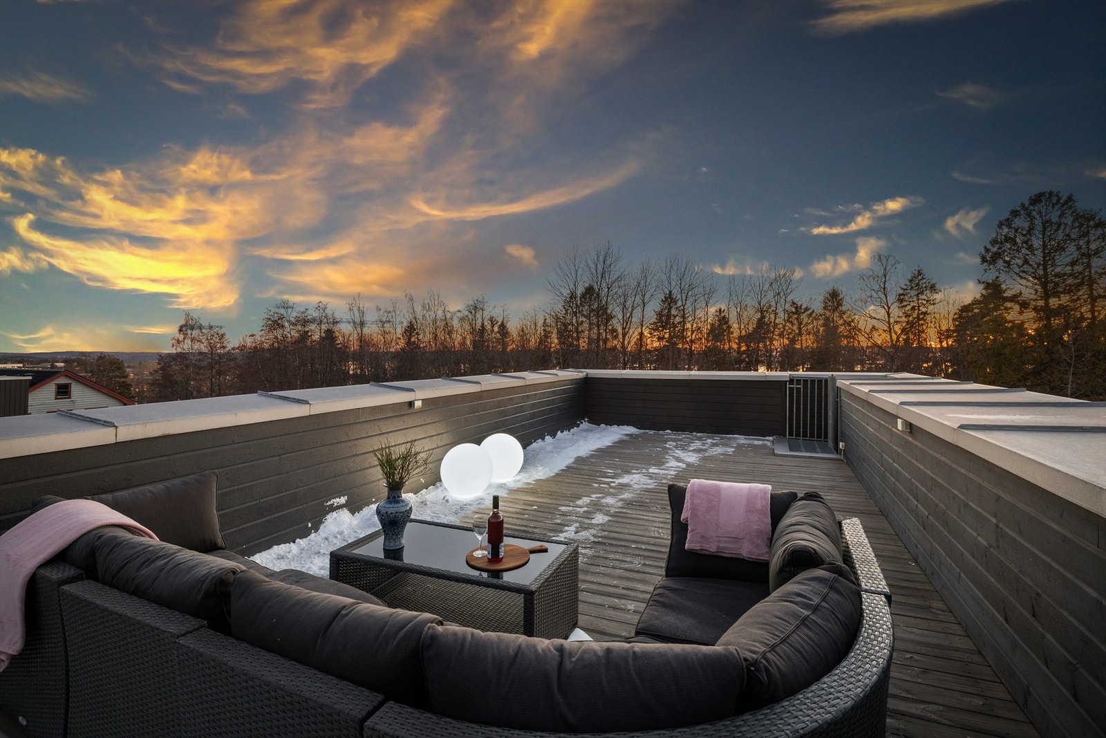 Boligen har en flott takterrasse, med fint utsyn og et areal på ca. 51 kvm. Galleribilde
