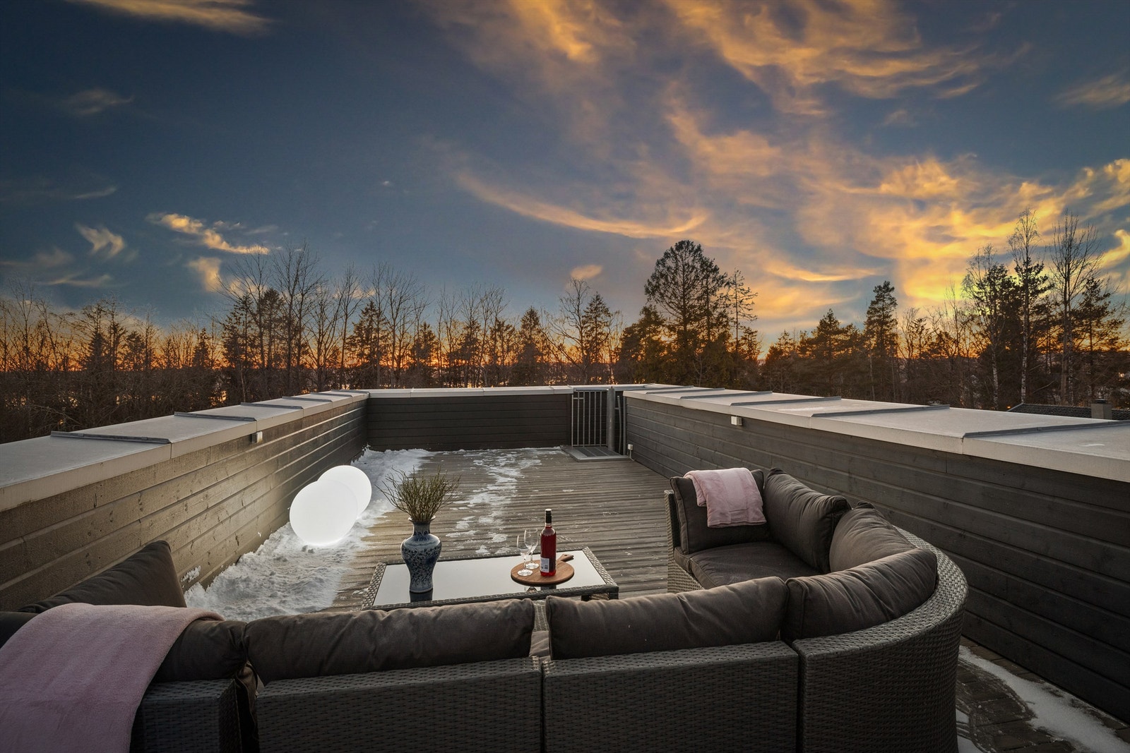 Boligen har en flott takterrasse, med fint utsyn og et areal på ca. 51 kvm. Galleribilde