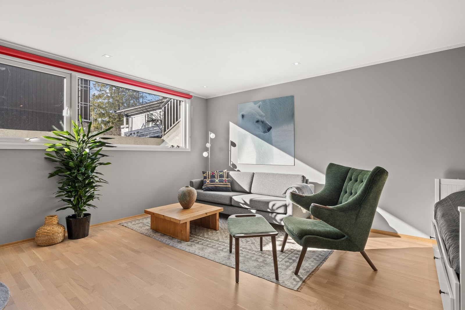 Boligen har egen inngang til en kjellerstue, og om ønskelig er det mulighet for å etablere en utleiedel i etasjen. Galleribilde