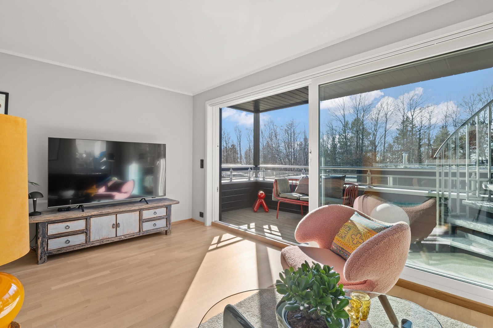 I andre etasje har boligen en lys og herlig stue, med utgang til en vesvendt og overbygget balkong på ca. 8 kvm. Galleribilde
