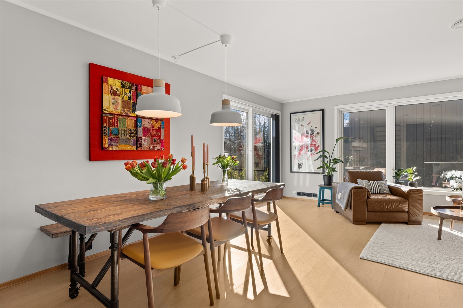 Møbleringsfriheten er god, og stuen innredes enkelt med langbord og sofagruppe. Galleribilde