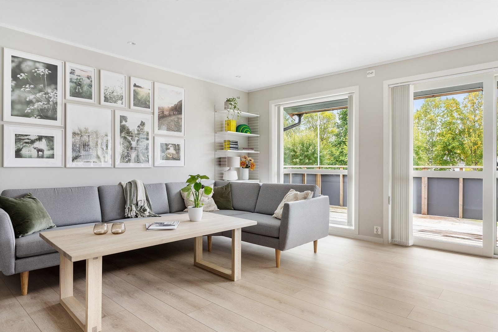 Romslig stue. Store vinduer som gir en lys og god atmosfære. Det er varme i gulvene, unntatt på soverommene og i boden. Galleribilde