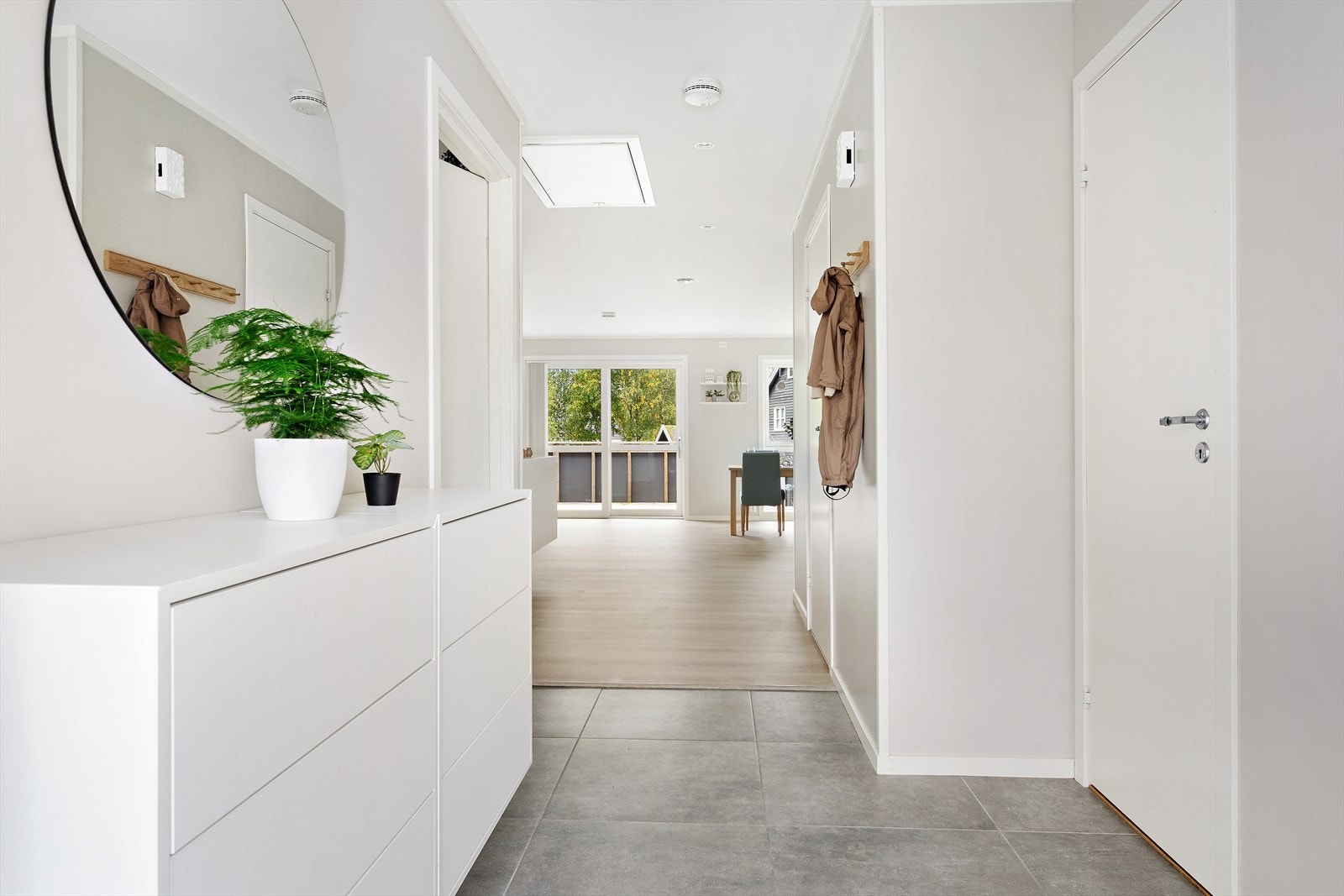 Gang. Lys og trivelig. Praktisk og stilfullt med flotte fliser i ytre del av gang. Galleribilde