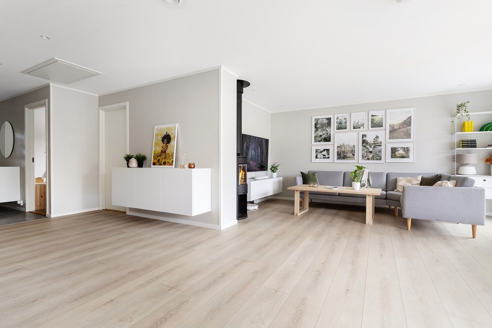 Velkommen til Ludv. Moes veg 10. En moderne og flott 4 -roms leilighet i byggets 2. etasje. Helhetlig med samme gulv i hele leiligheten unntatt bad, bod og deler av gang. Galleribilde