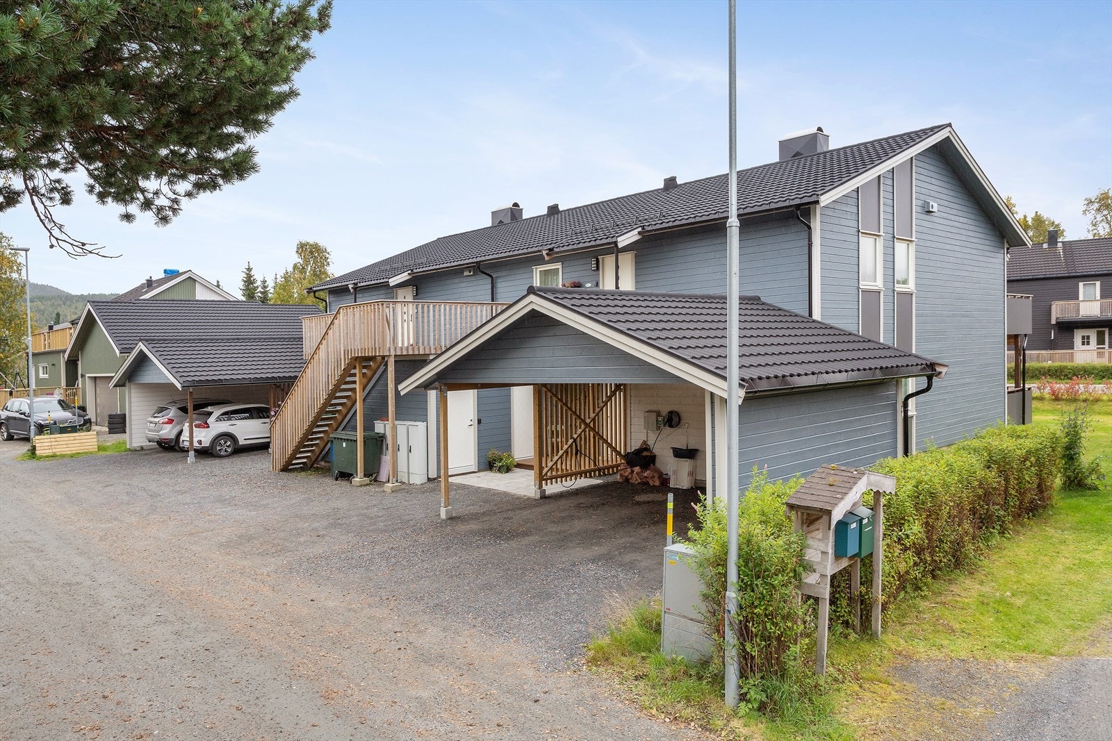Fasade. Innkjørsel og carport. Galleribilde