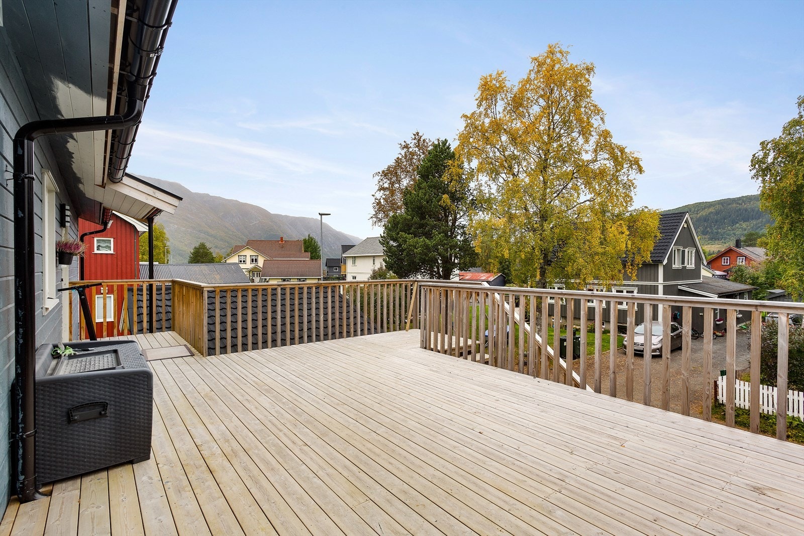 Terrasse foran inngangspartiet som er på ca. 37,3 m2 og som deles med naboen. (Det er 2 leiligheter i 2. etg.) Galleribilde