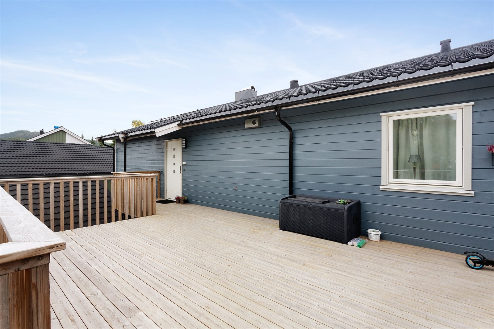 Terrasse ved inngangsparti (deles med nabo, den felles terrassen er ca. 34 m2) Galleribilde