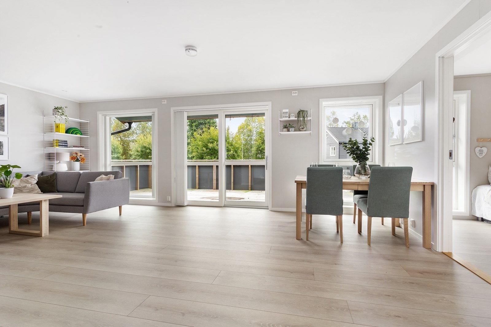 Hyggelig stue med utgang til veranda Galleribilde