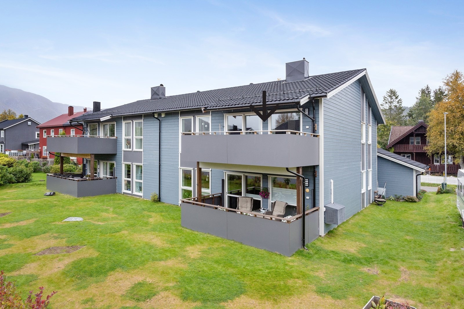 Fasade. Det følger med carport. Utvendig og innvendig bod. Galleribilde