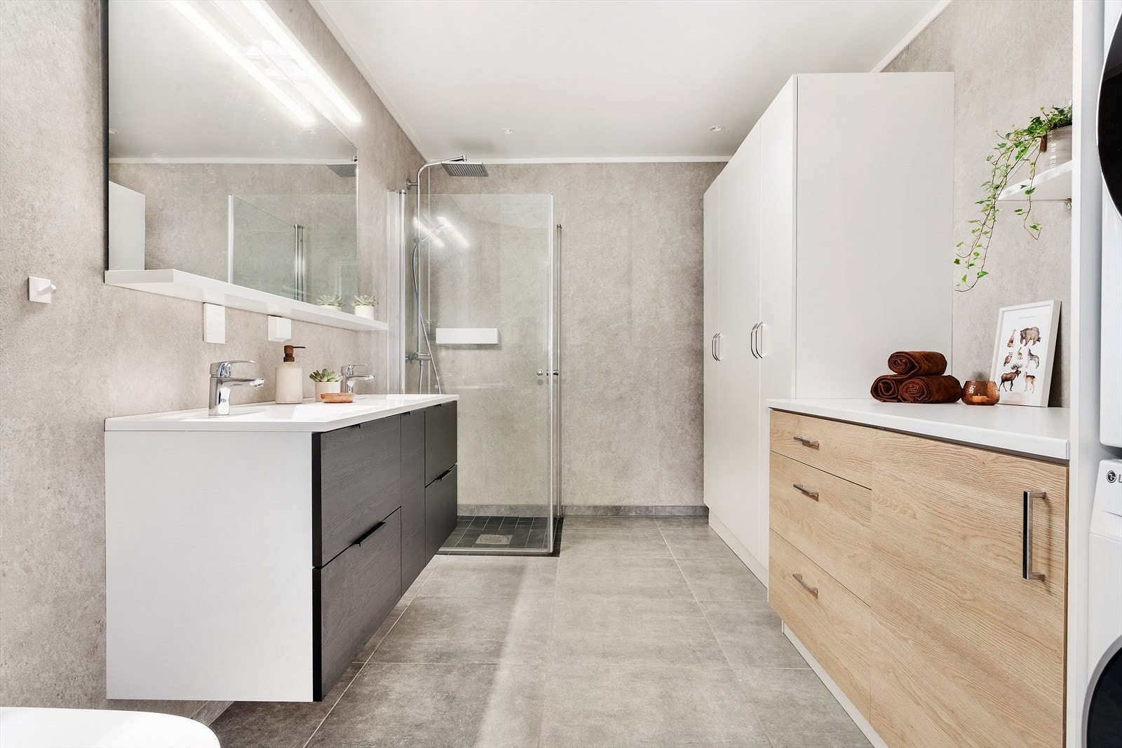 Bad/vaskerom er på hele ca. 9 m2. Fliser på gulv og baderomsplater på veggene. Vegghengt toalett og dusjhjørne. Galleribilde