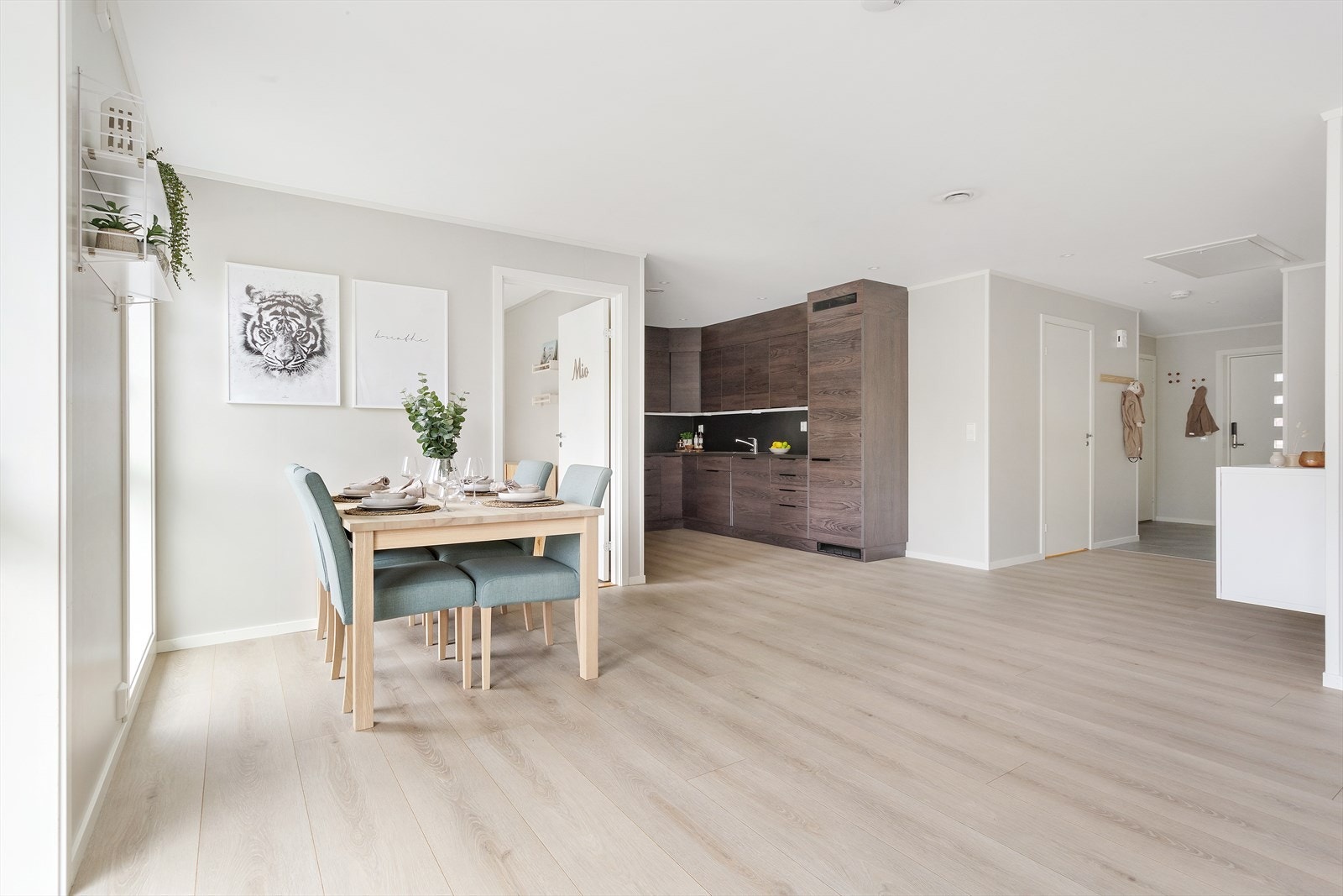 Fra stuedel mot kjøkken og gang. Det er spotter i tak i gang, på bad og i kjøkkendel. Galleribilde