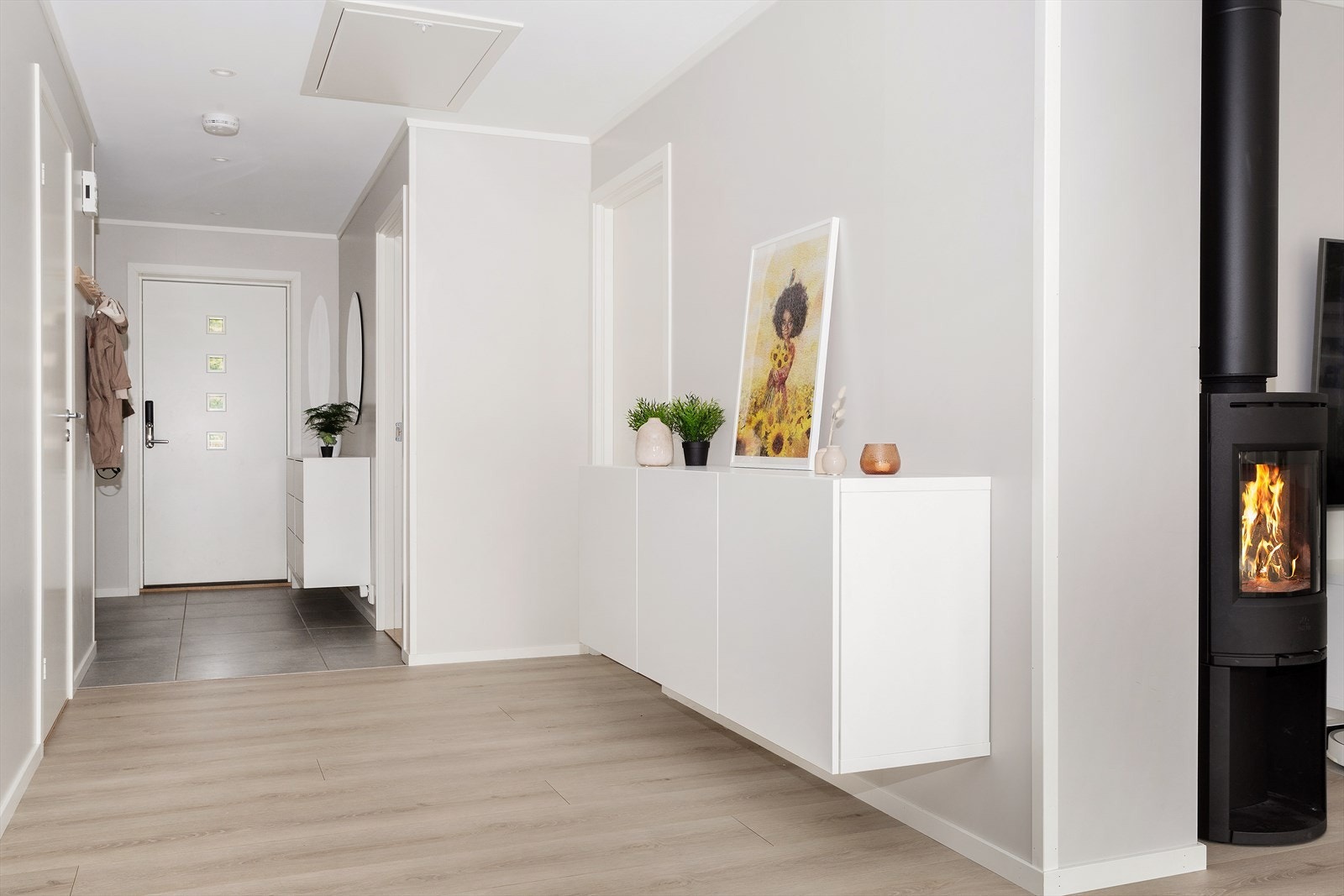 Fra stue mot gang. Legg merke til vedovnen i stua og at det er stilige fliser ved ytterdør. Galleribilde