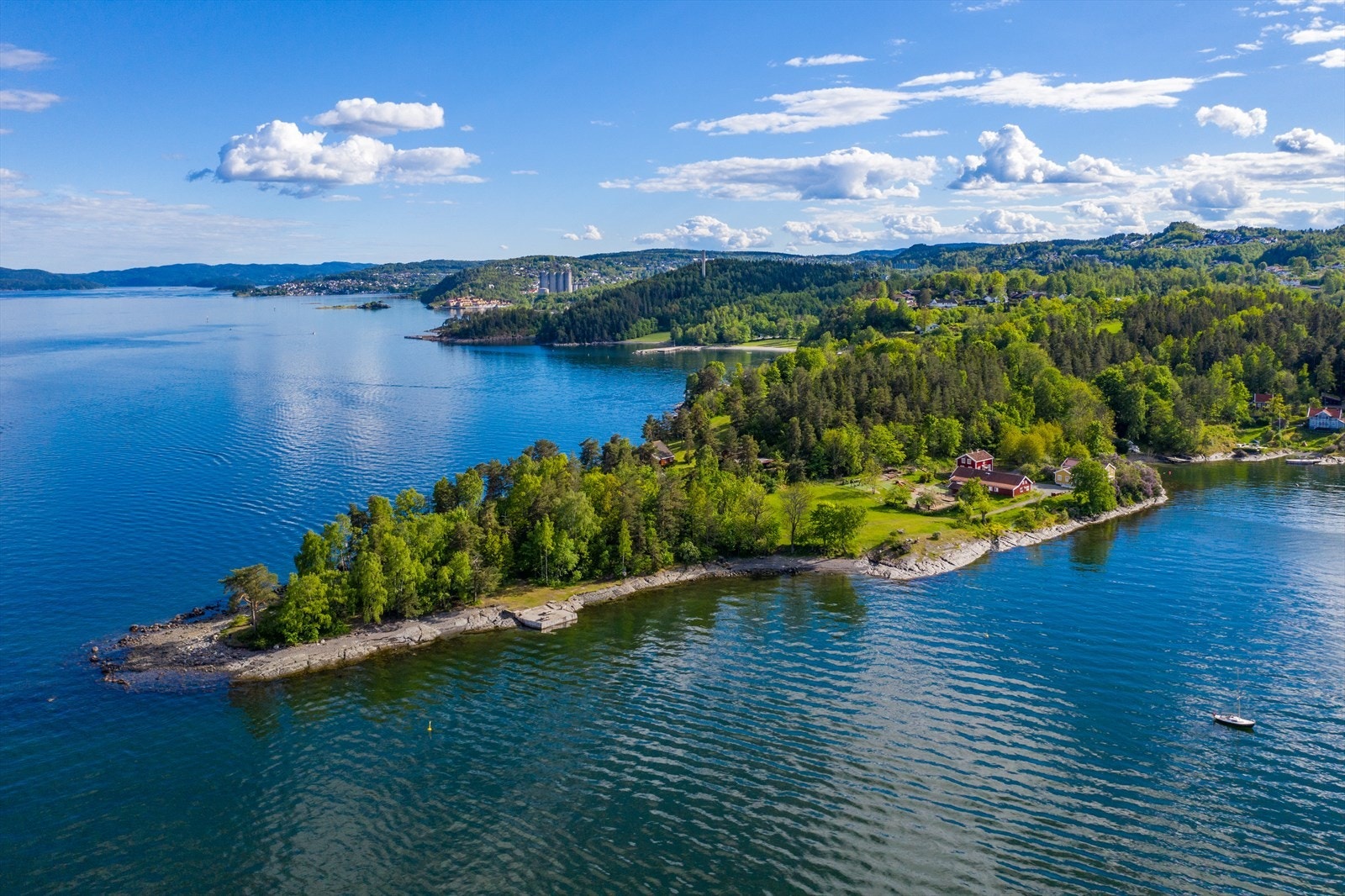 Elnestangen med badeflåte, badetrapp, brygge, dusj, piknikbord og toalett. Galleribilde