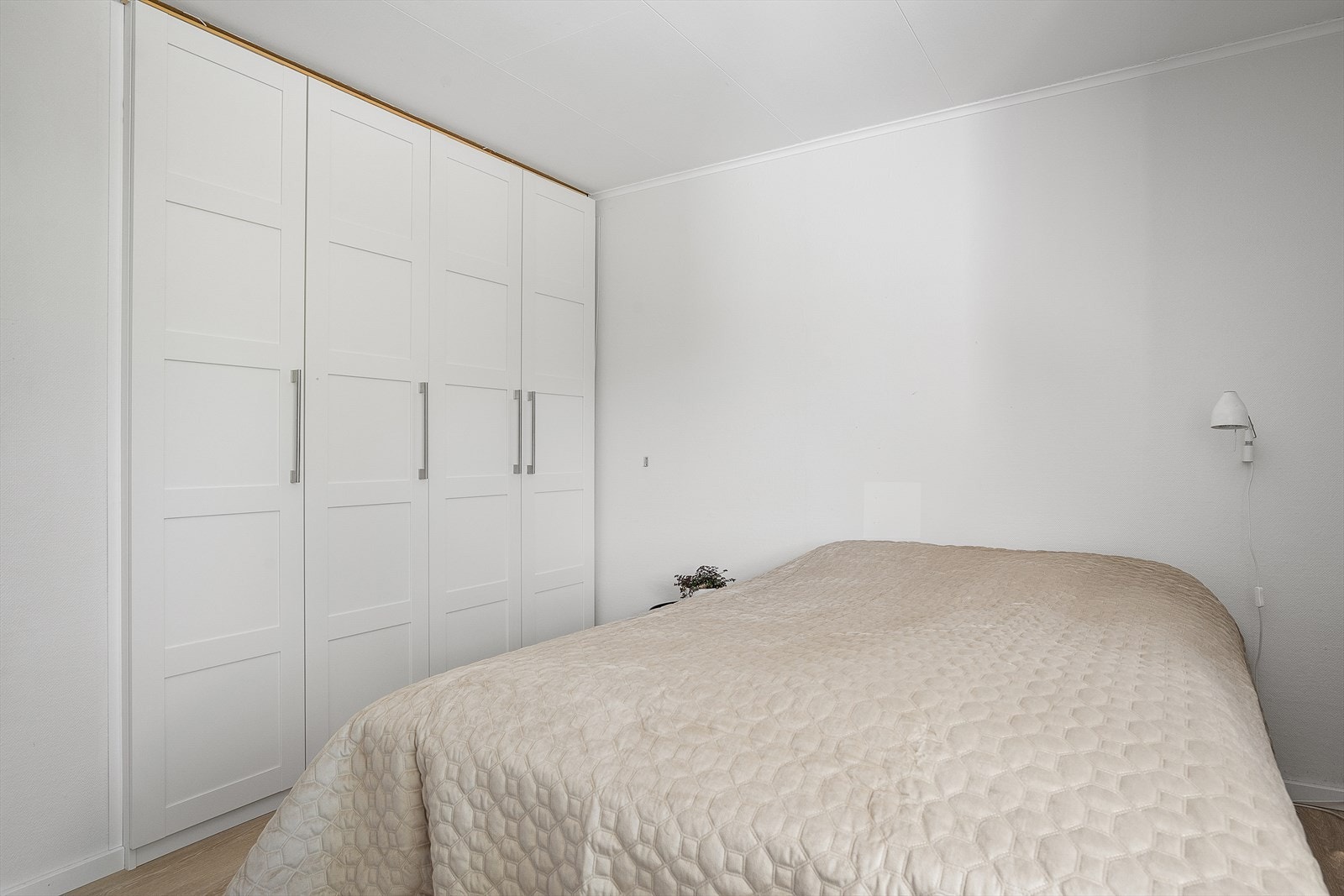 Hovedsoverommet er innredet med dobbeltseng, nattbord og garderobeskap. Galleribilde