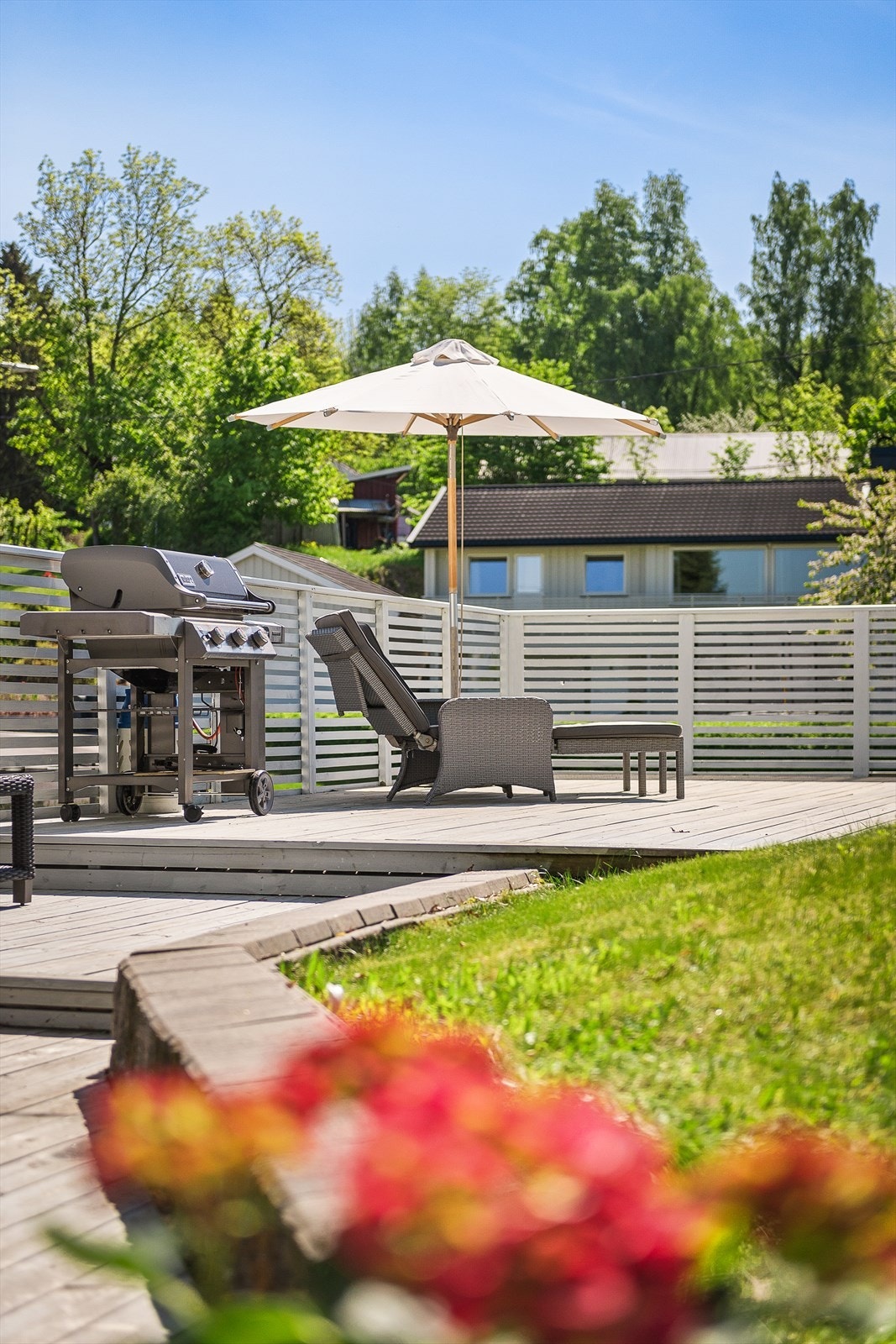 I 2018 ble uteområdene oppgradert med platting, garasjeporter, takdekke over garasje Galleribilde