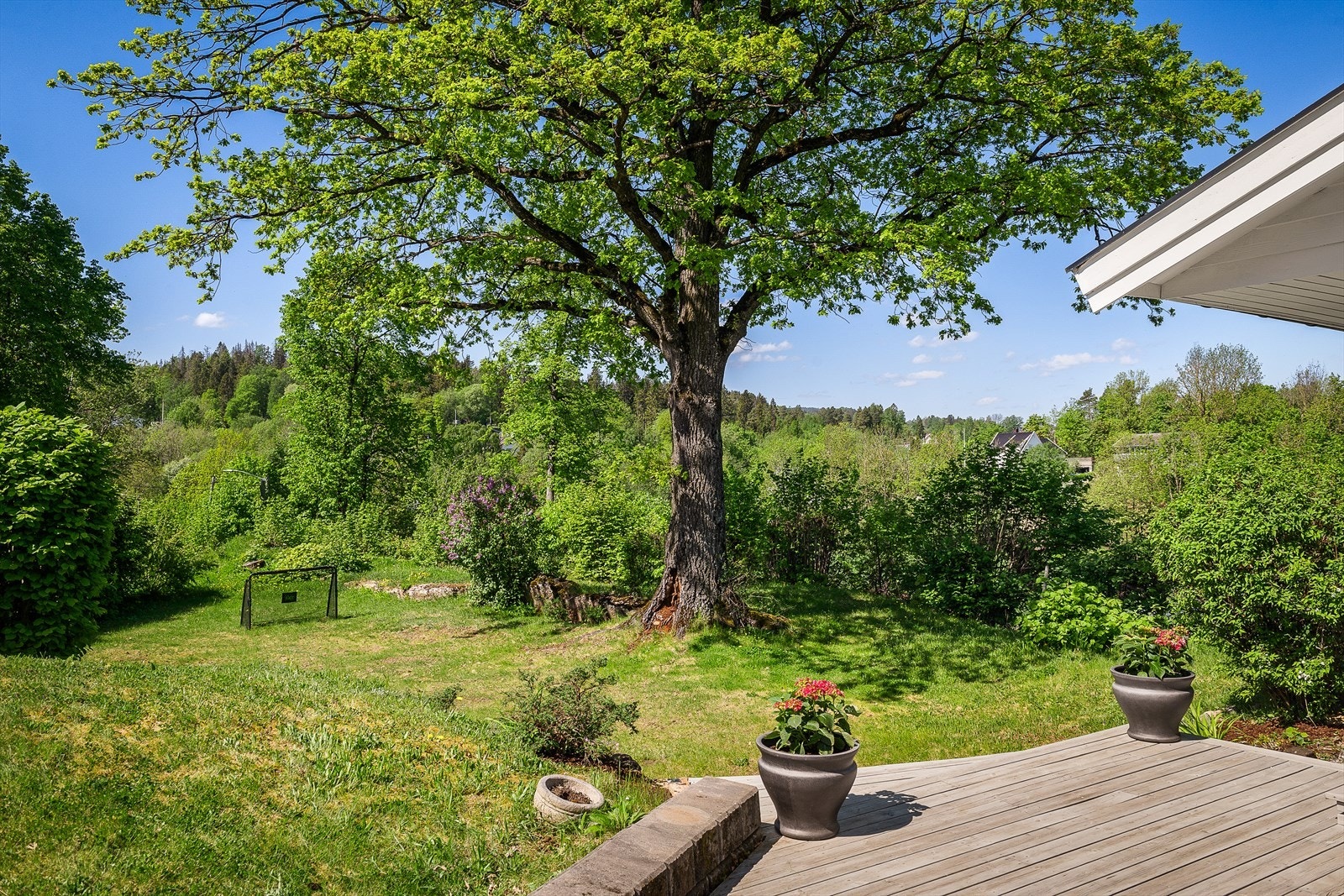 Fantastisk oase like utenfor boligen. Hagen er meget skjermet og er et fristed for store og små. Galleribilde