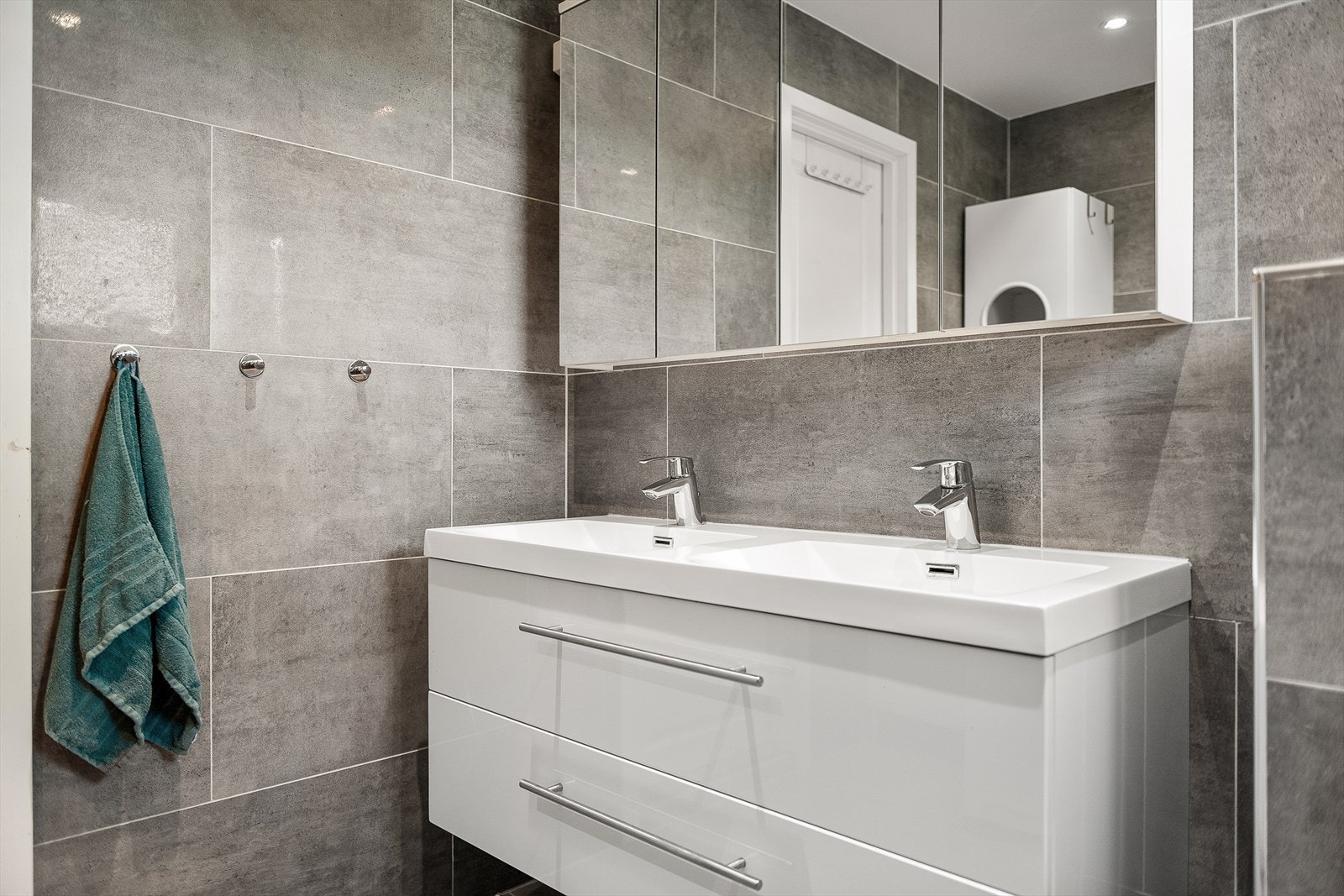 Delikat flislagt bad fra 2016 med gulvvarme. Renovert av fagfolk. Galleribilde