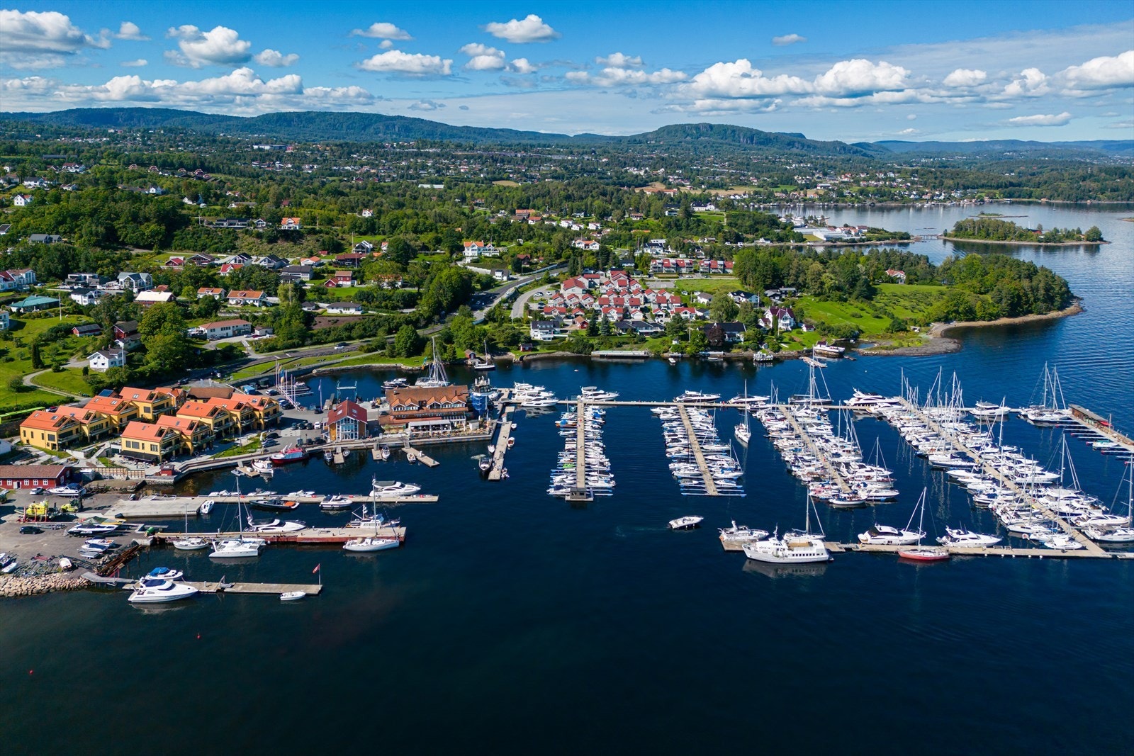 Vollen sentrum med hurtigbåt ca 1 km fra eiendommen. Galleribilde