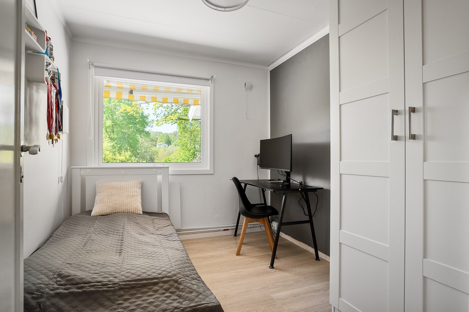 Soverom 2. i 2021 ble soverommene og gang til soverom pusset opp. Nytt gulv i alle rom, nye garderopeskap og malt vegger. Galleribilde