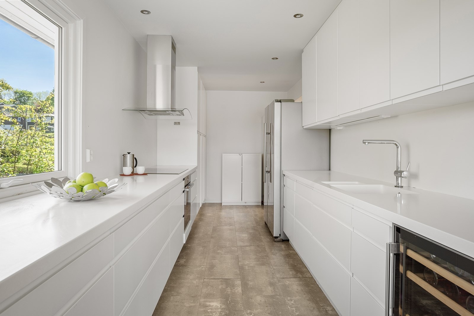 Det er integrerte hvitevarer som induksjonsovn, stekeovn, oppvaskmaskin og vinkjøler. Galleribilde