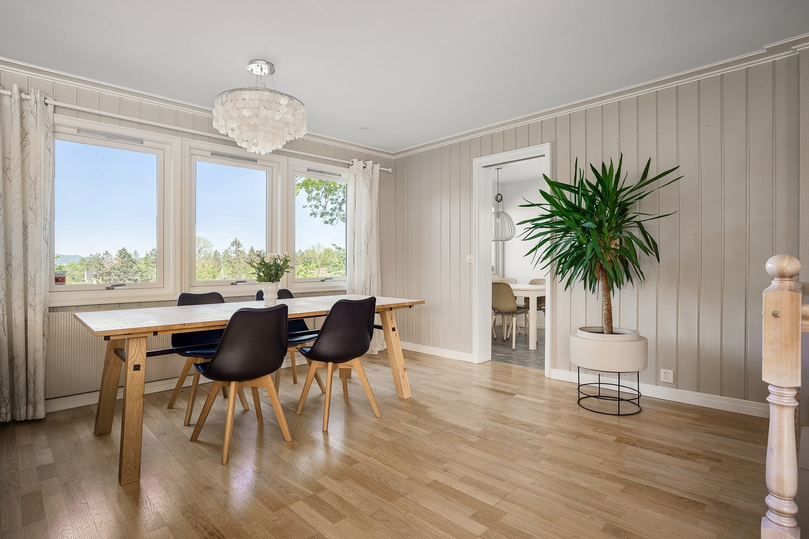 Vegg- og takoverflater er holdt i lyse og tidsriktige farger. Galleribilde