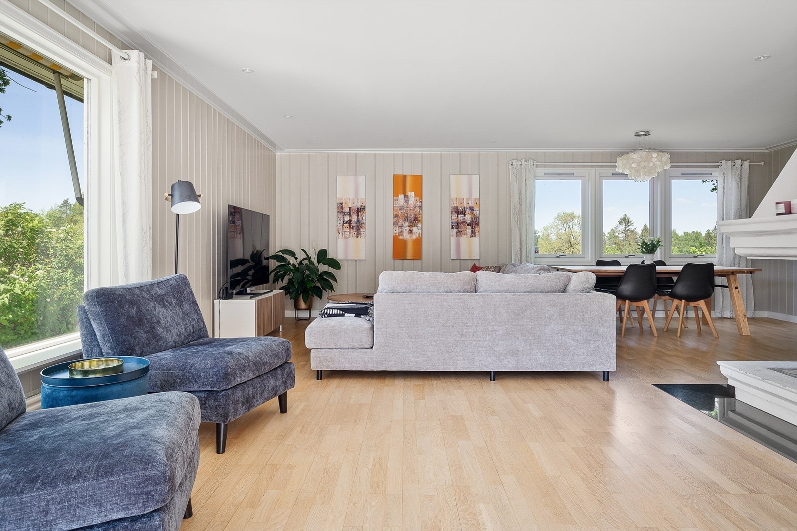 Stuen har en utforming som gir en naturlig stue- og spisestuedel. Galleribilde