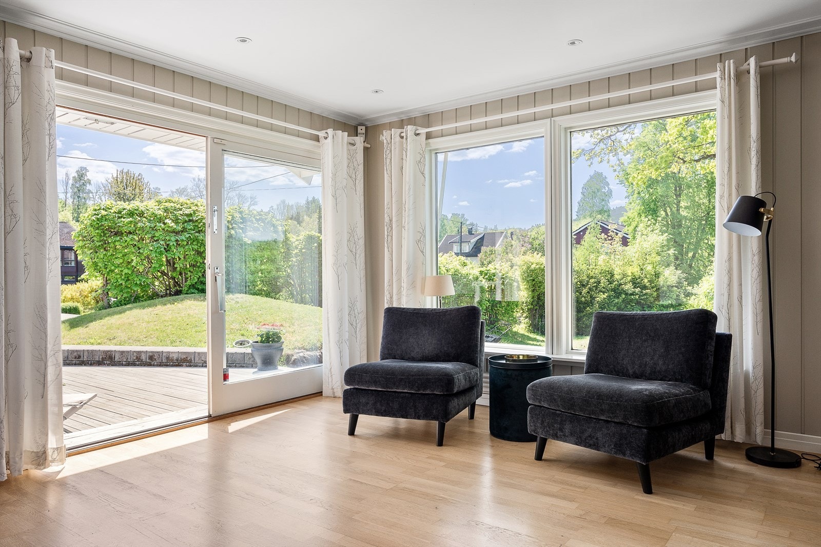 Utgang til sør-vestvendt takterrasse og markterrasse. Galleribilde