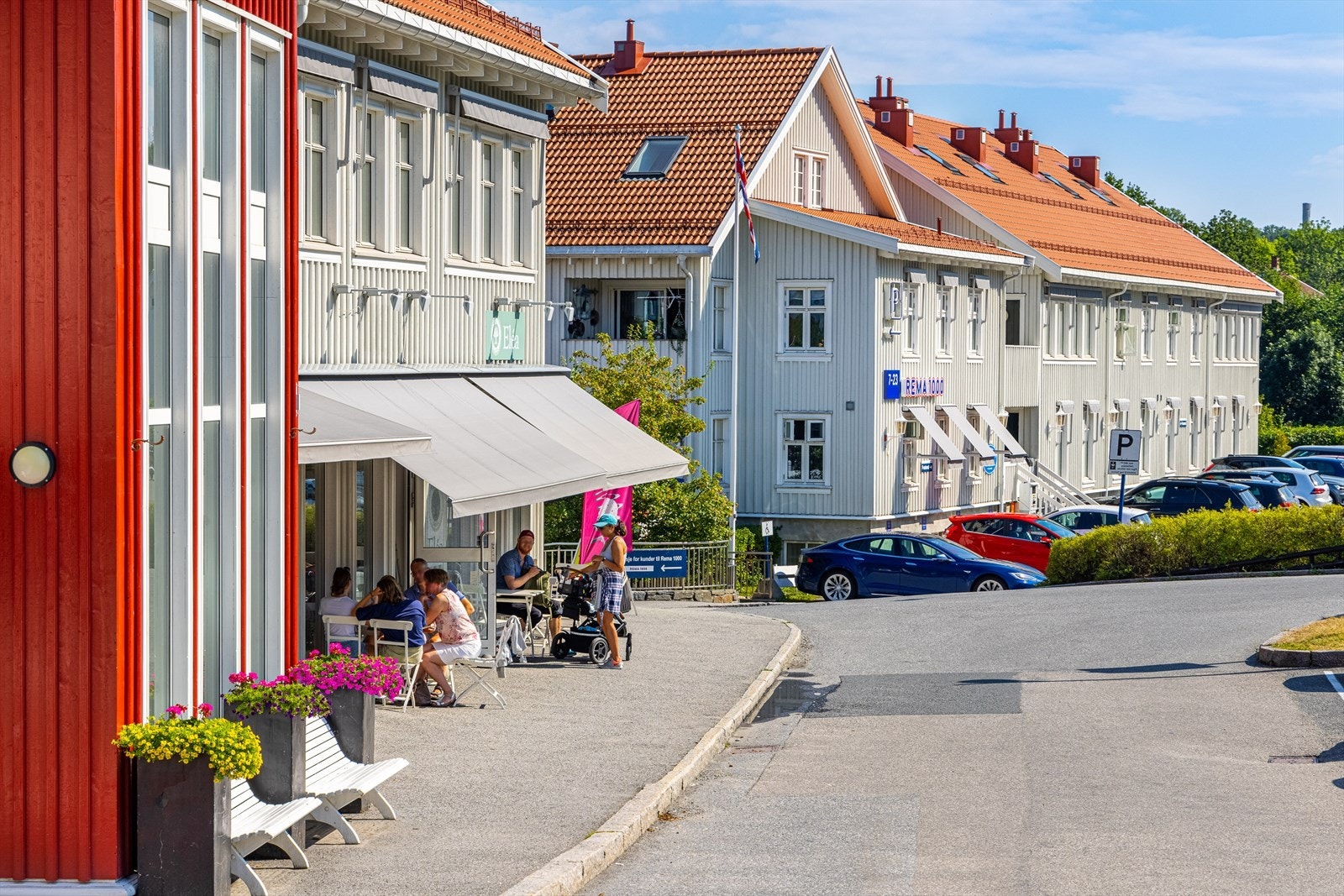 Vollen Sentrum med bl.a. kystkultursenter, bakeri, restaurant, apotek, marina med kiosk, brygger etc. Galleribilde
