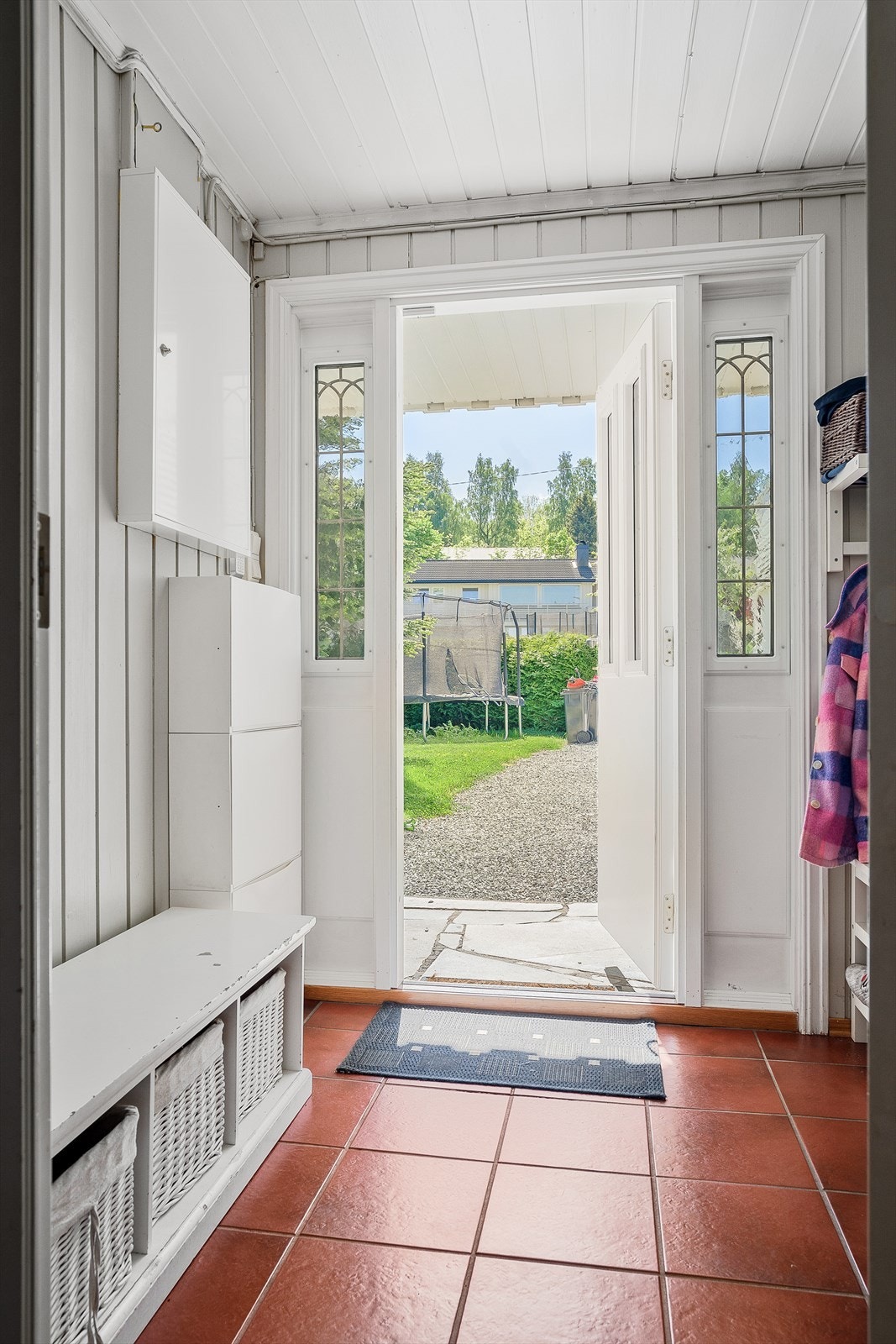 Her kommer man inn i en lys entré med god plass til oppbevaring av sko- og yttertøy i praktisk skyvedørsgarderobe. Galleribilde