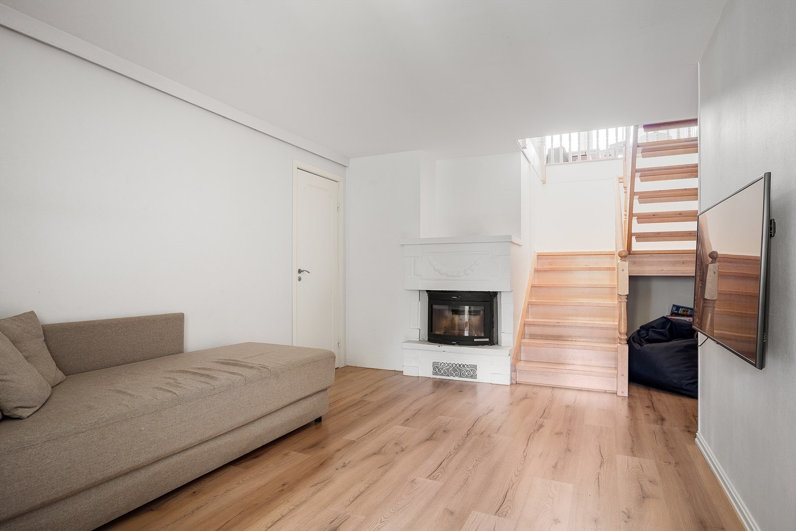 Fra entréen kommer man videre inn i en romslig gang/hall med koselig peisovn som gir godt med varme. Galleribilde