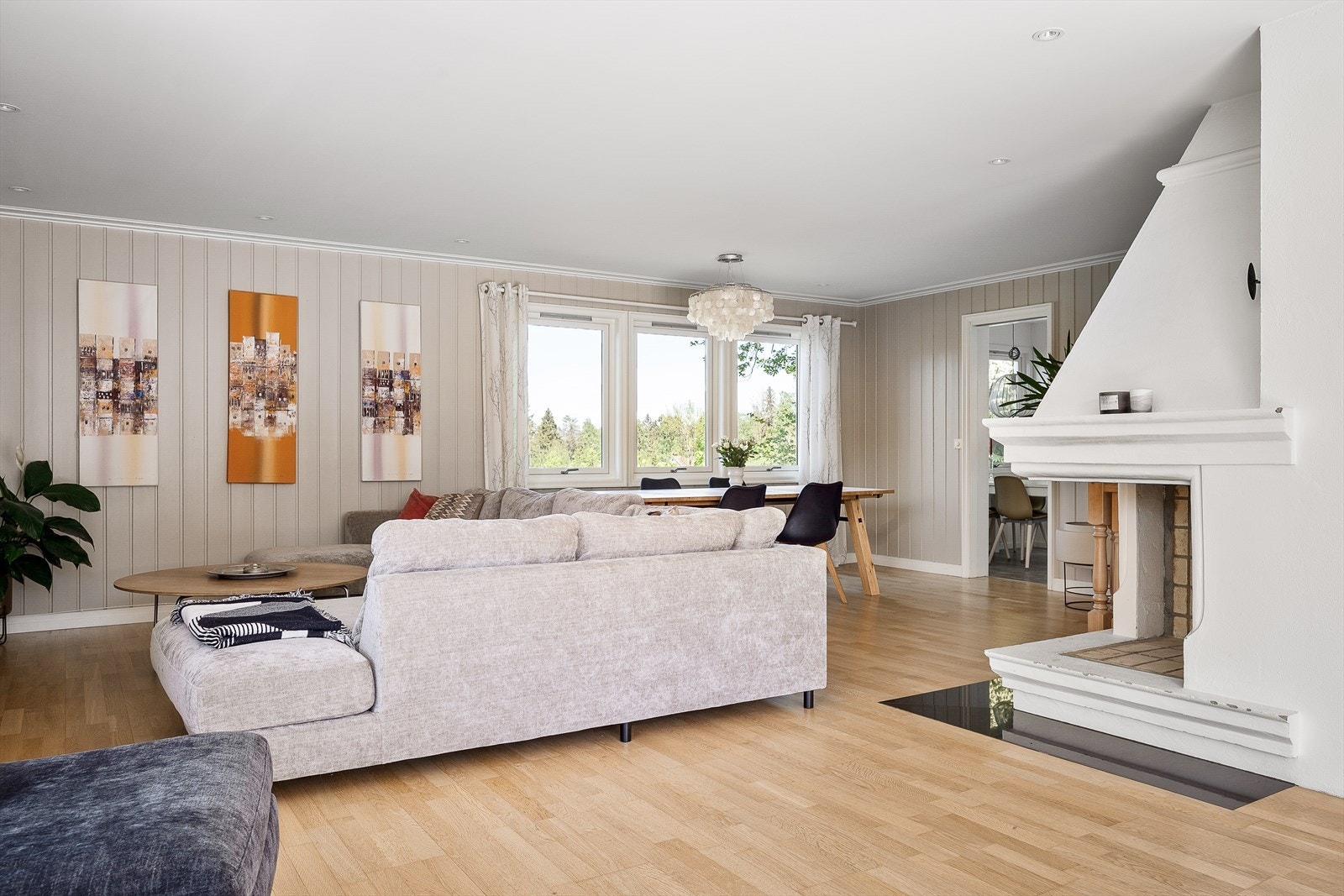 Romslig stue med store vindusflater som slipper inn godt med naturlig lys. Galleribilde