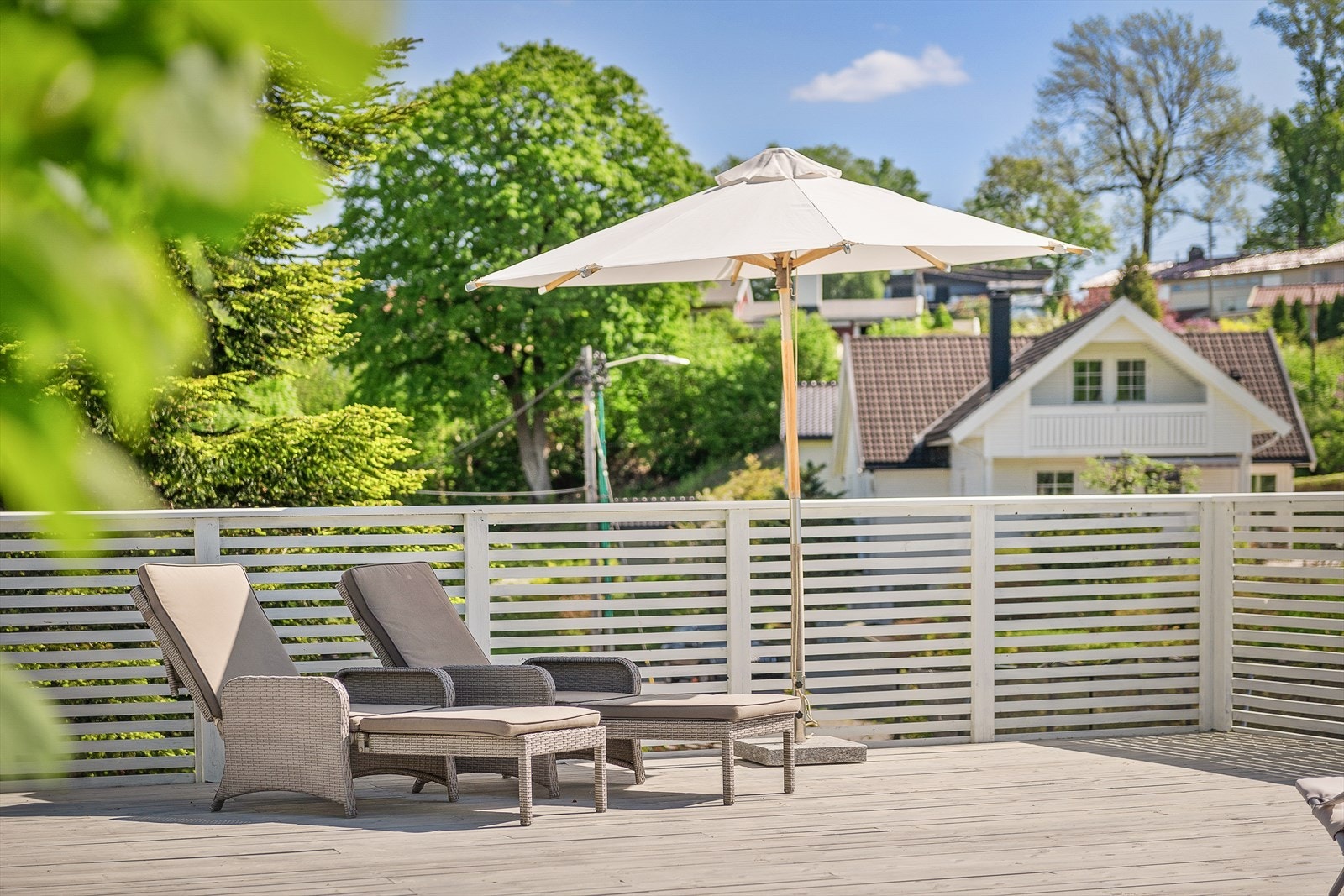 Terrassene er på tilsammen 78 kvm. Her kan man nyte solen fra tidlig morgen til ca 22 på sommertid. Galleribilde