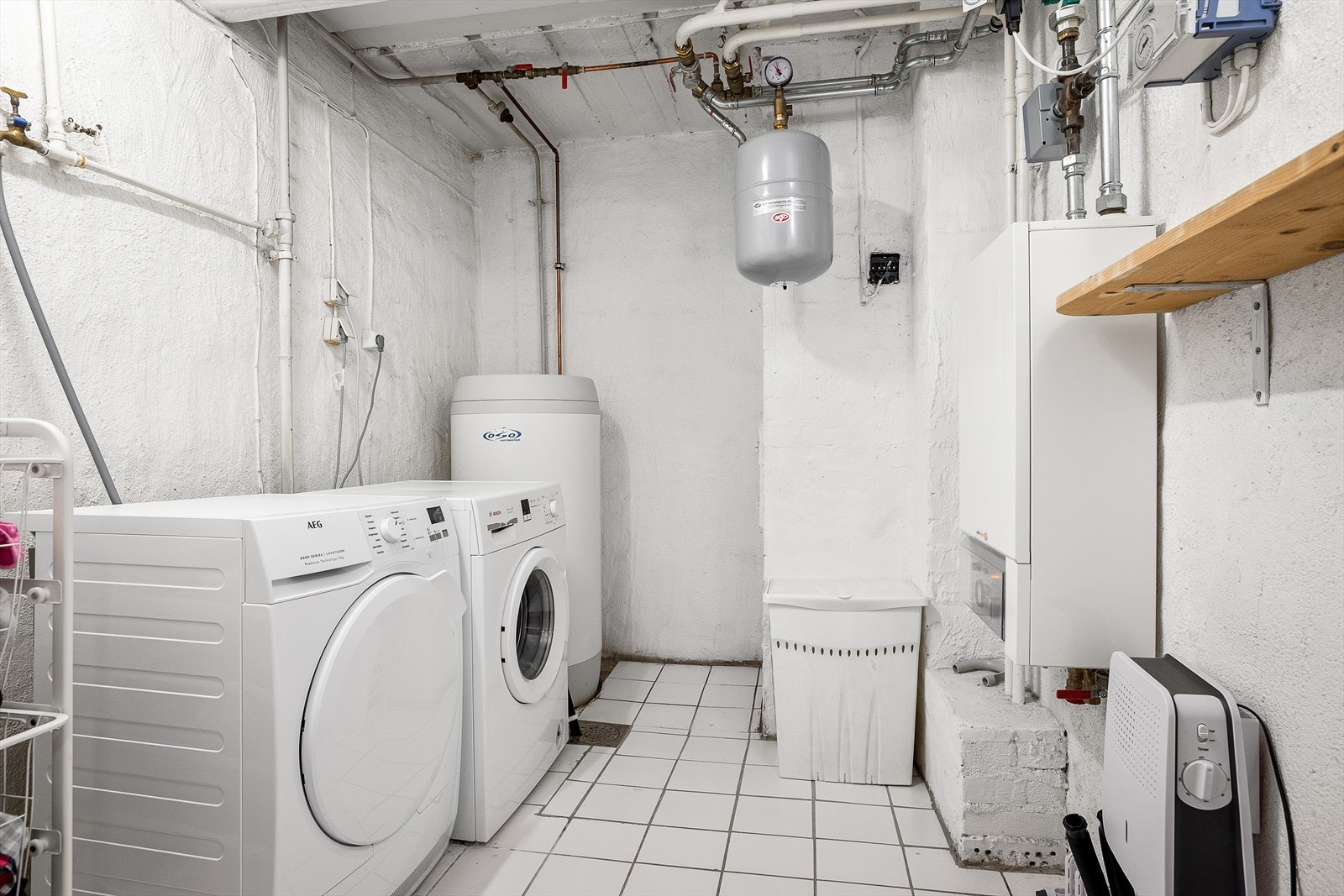 Praktisk separat vaskerom utstyrt med opplegg for vaskemaskin, bereder, stoppekran og vannmåler. Rommet er opprinnelig bod og ikke godkjent for varig opphold. Se pkt. ferdigattest/brukstillatelse i salgsoppgaven for mer informasjon. Galleribilde